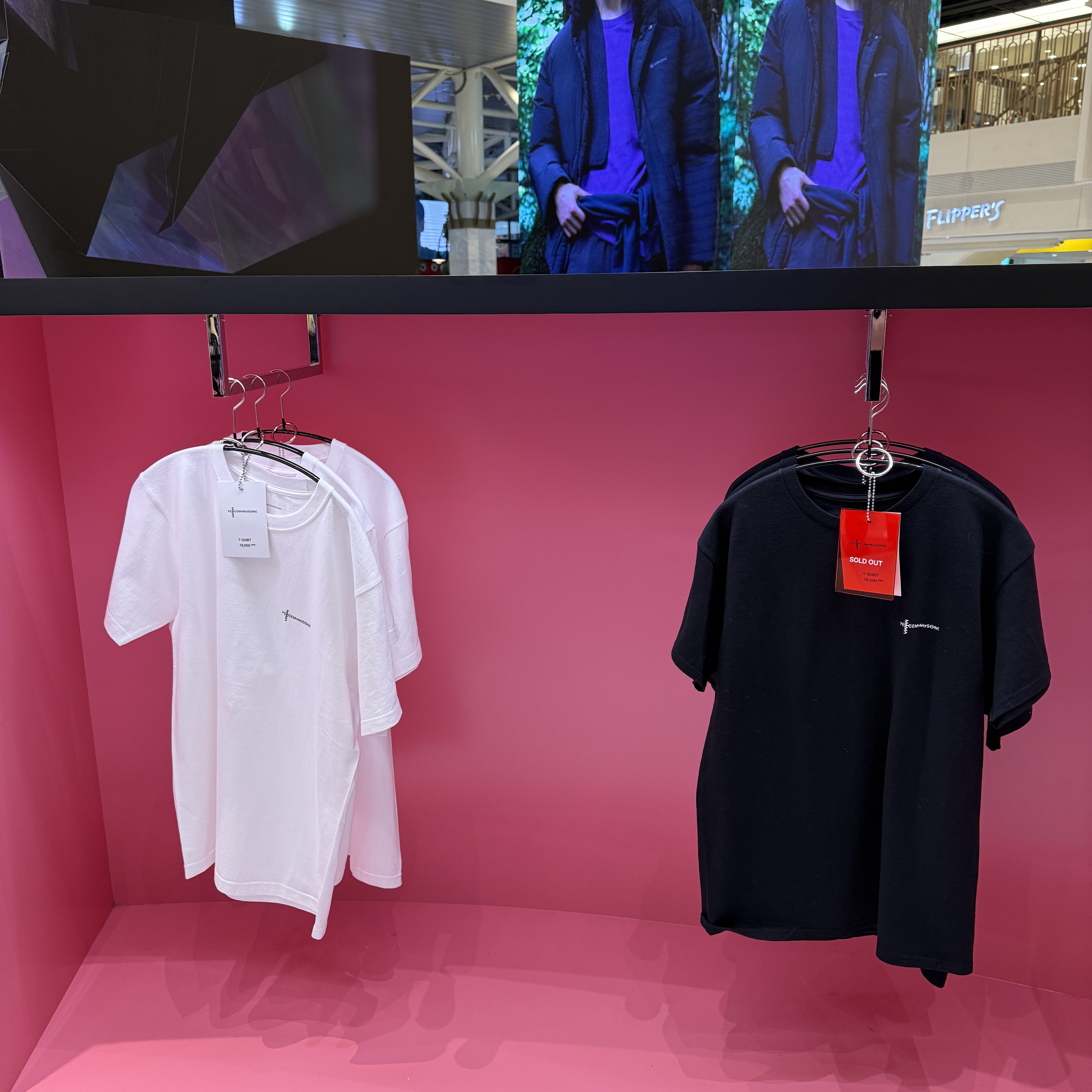 Peaceminusone x 2025 MAMA Awards Peacemamaone Scarf, Peaceminusone x 2025 MAMA Awards Peacemamaone Badge Set 착용 스타일 - 4
