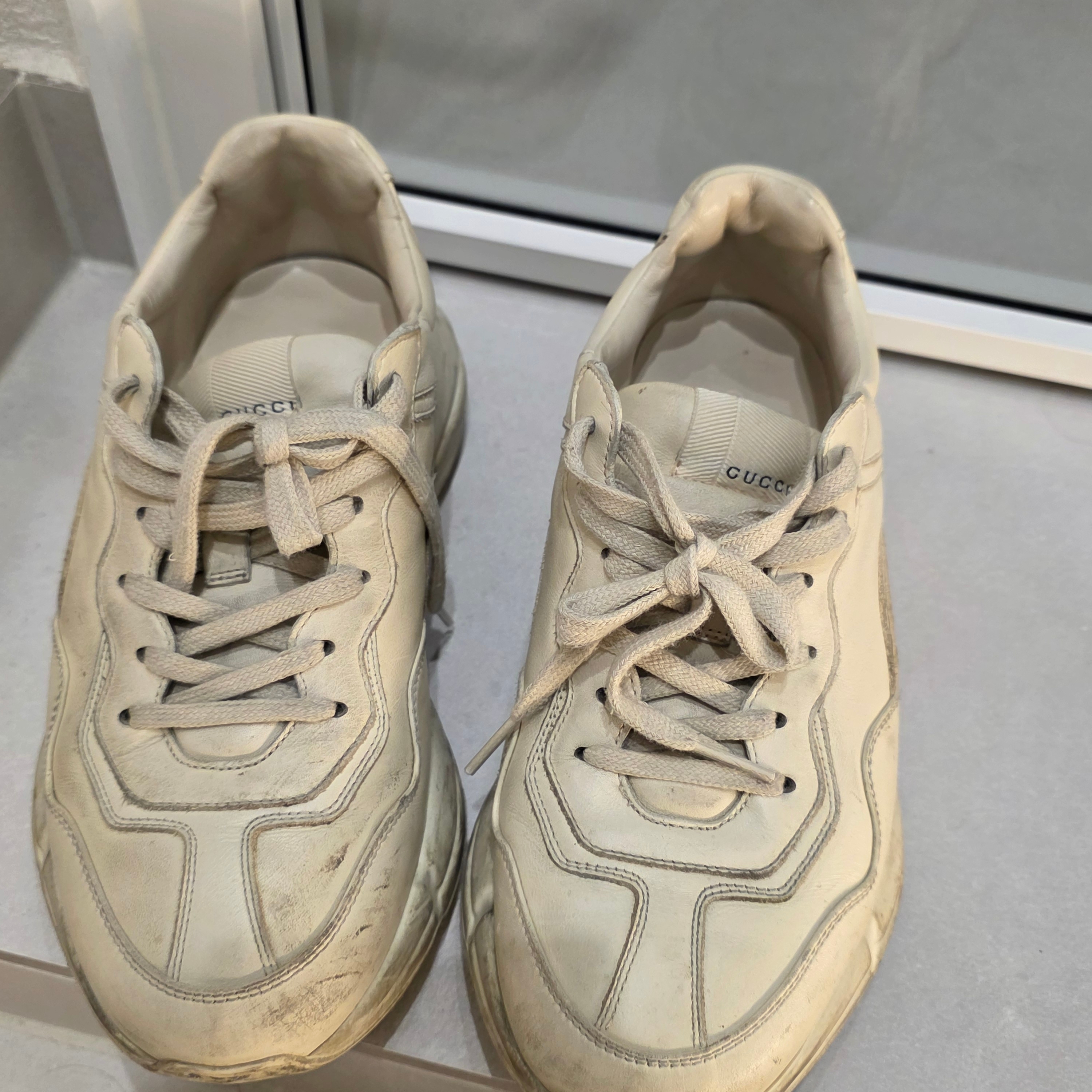 Gucci Rhyton Leather Sneakers Distressed Ivory 착용 스타일