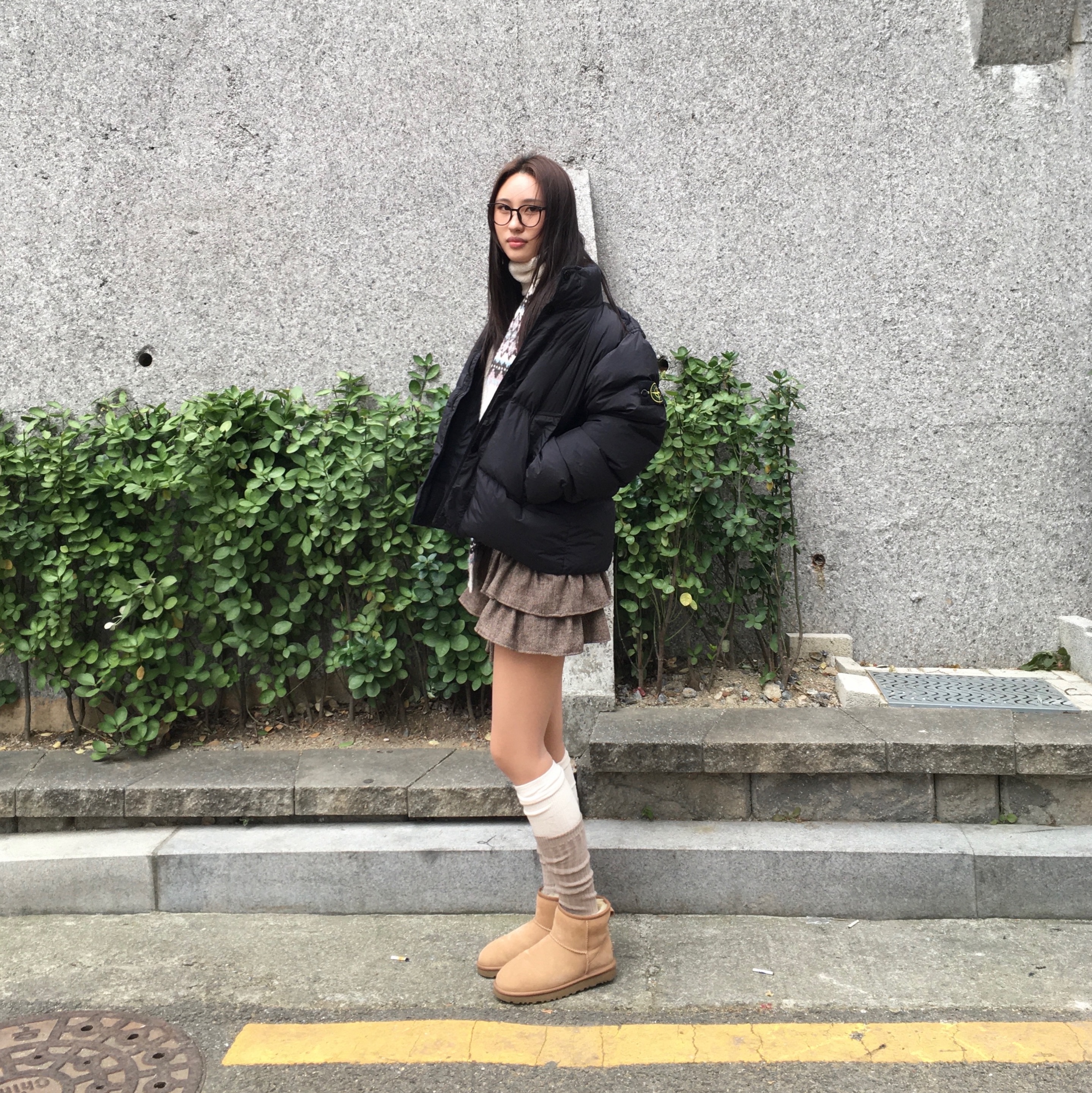 Stone Island 4100010 Crinkle Reps NY Recycled Nylon Down Jacket with Wind Resistant Black - 25FW, (W) UGG Classic Mini II Boots Chestnut 착용 스타일 - 3