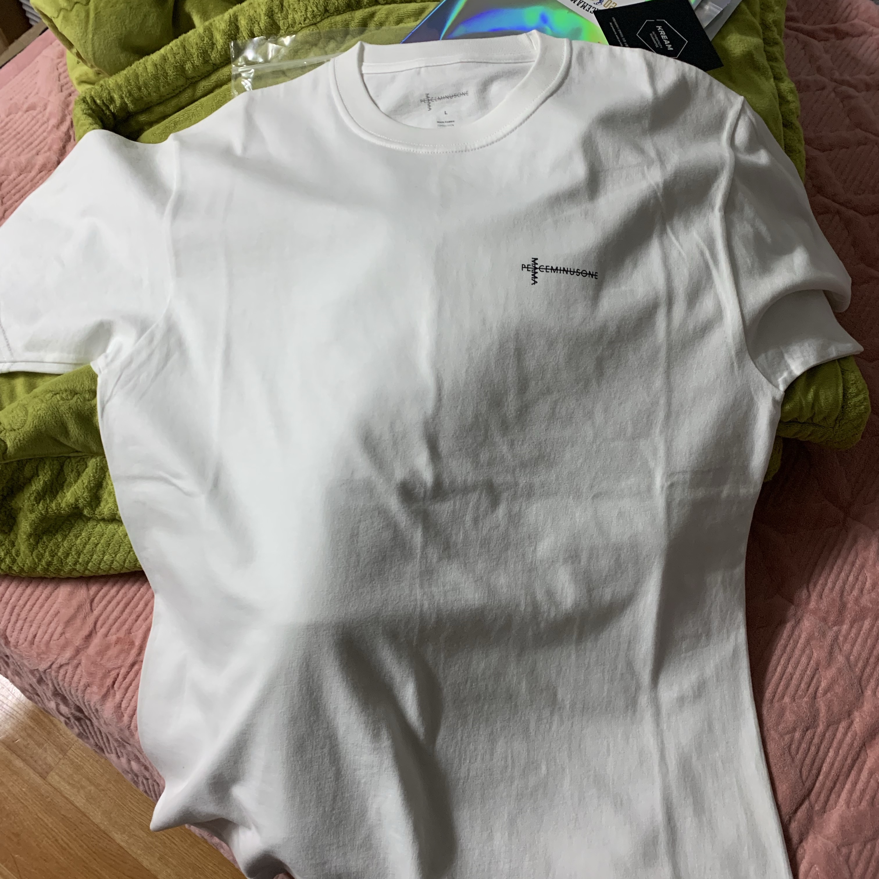 Peaceminusone x 2025 MAMA Awards Peacemamaone T-Shirt White 착용 스타일 - 2
