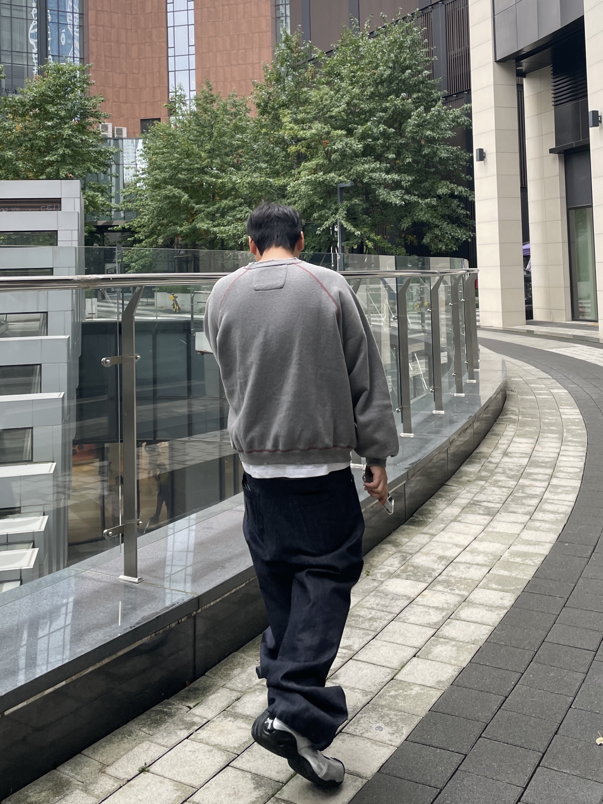 Undermycar 25FW Silent Over All Griffin VTG Crewneck Melange Gray 착용 스타일 - 2