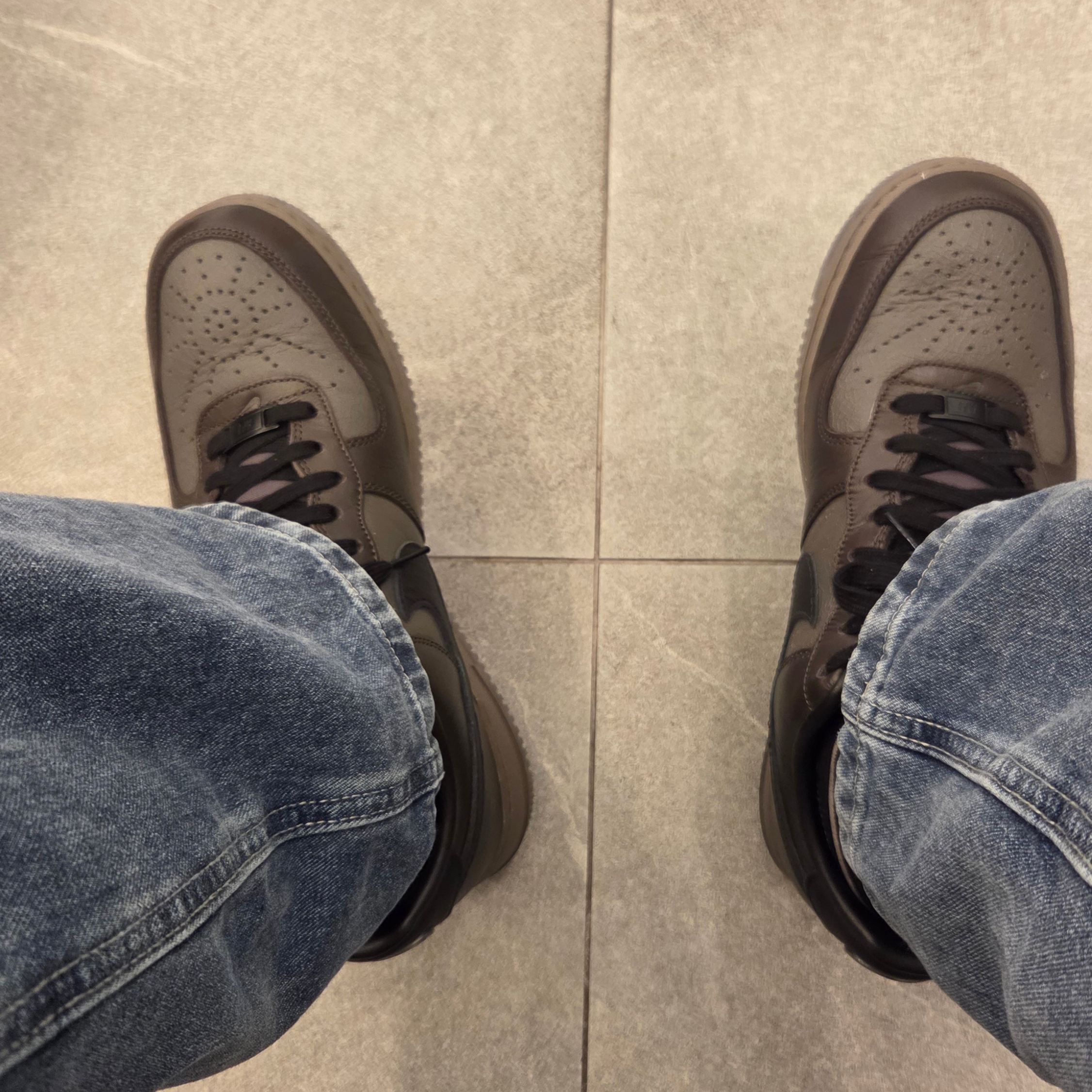 Nike Air Force 1 Low Black Tea and Petra Brown 착용 스타일