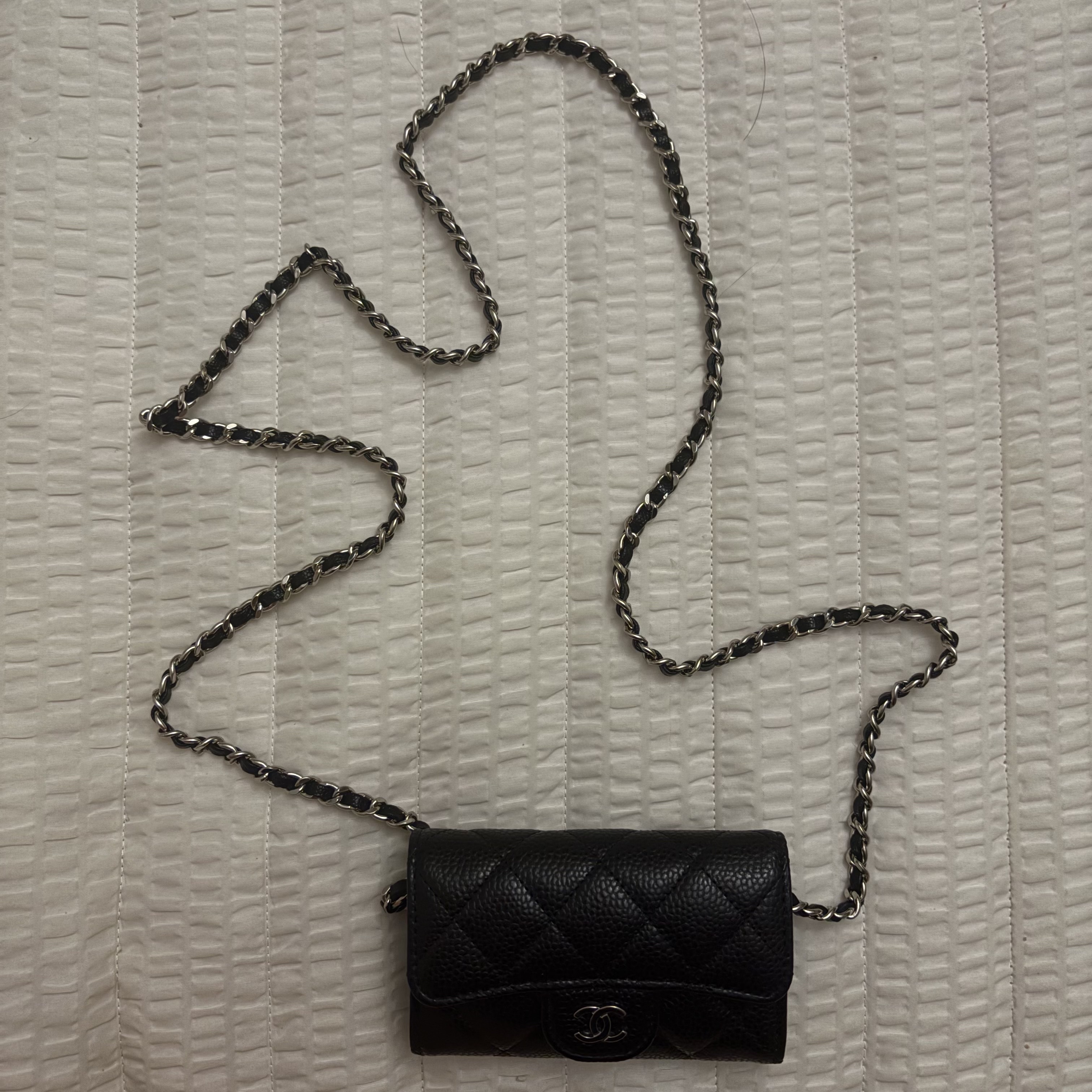 Chanel Classic Card Holder Grained Calfskin & Silver Black 착용 스타일