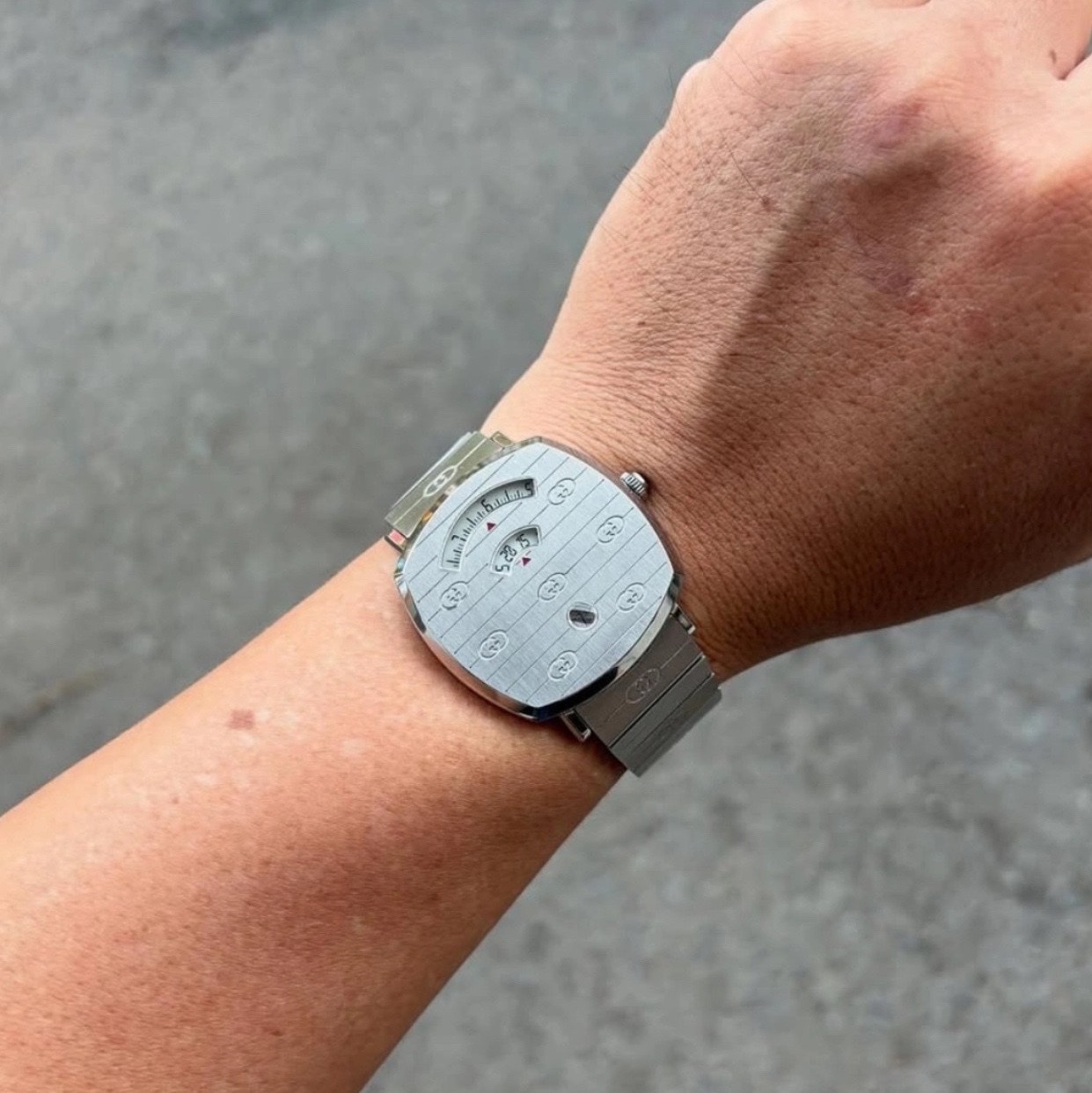 Gucci Grip Quartz 38mm White 착용 스타일