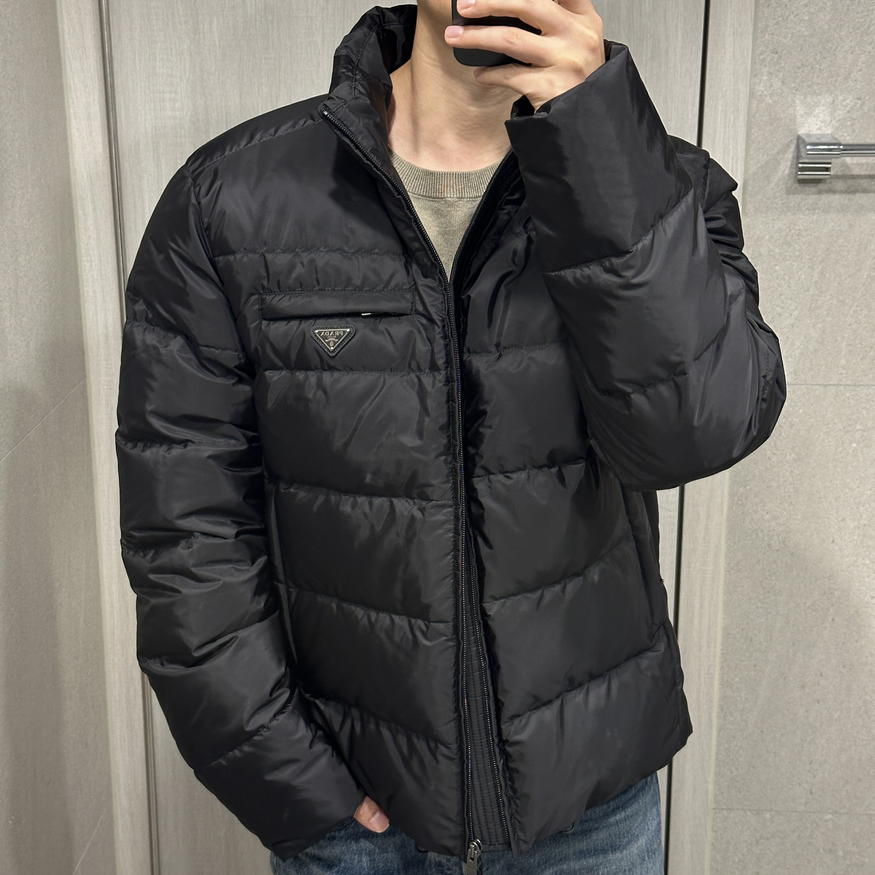 Prada Re-Nylon Down Jacket Black 착용 스타일 - 4