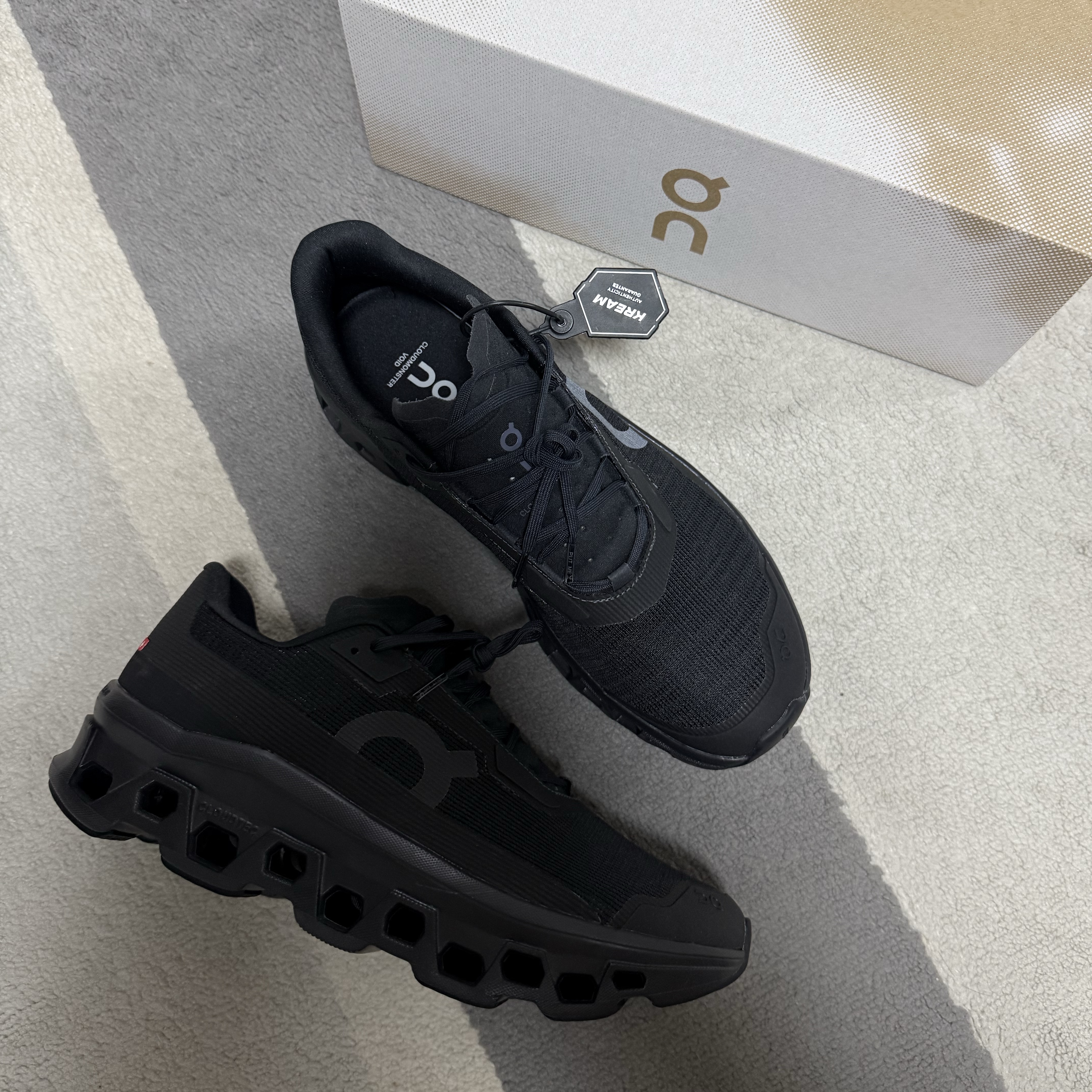 On Running Cloudmonster Void Black 착용 스타일 - 2