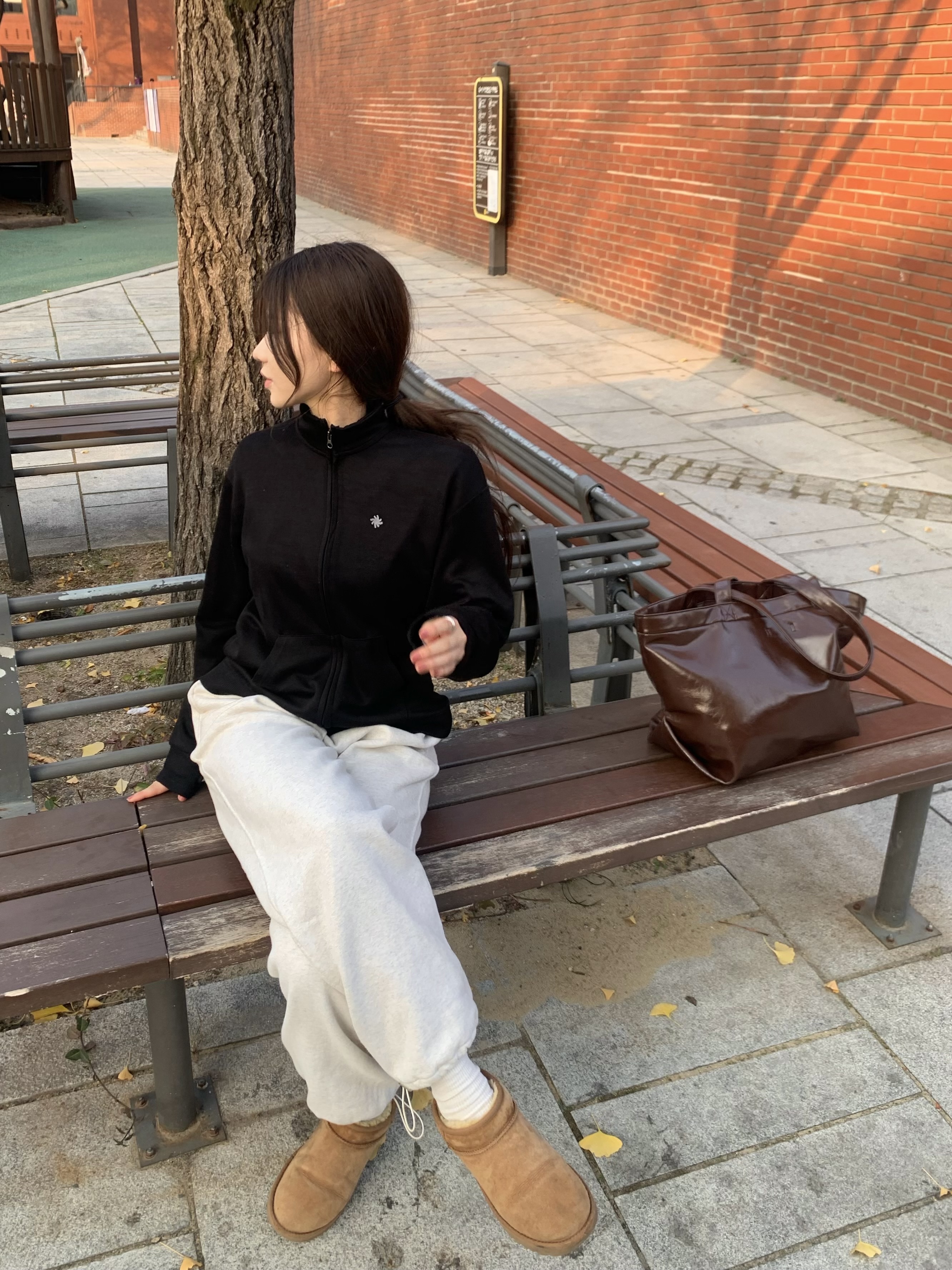 SLOW RECORD HOUSE Track Zip-Up Cardigan Black 착용 스타일 - 3