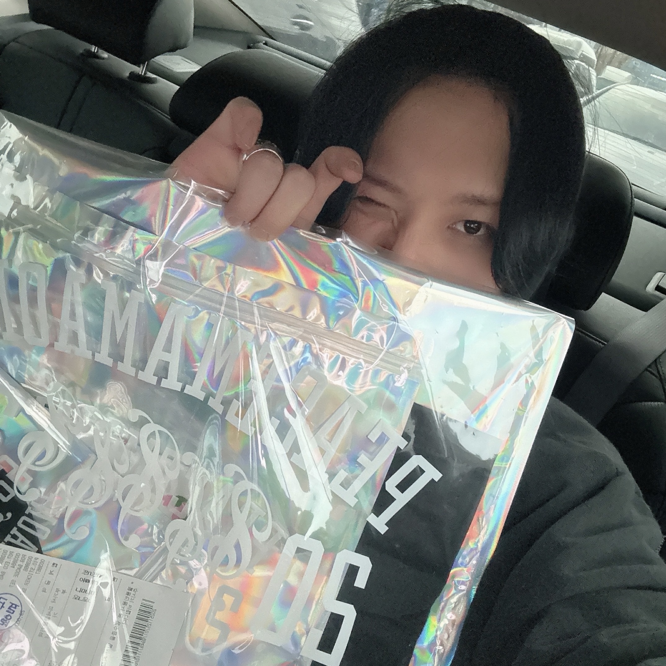 Peaceminusone x 2025 MAMA Awards Peacemamaone Scarf, Peaceminusone x 2025 MAMA Awards Peacemamaone Badge Set 착용 스타일 - 1
