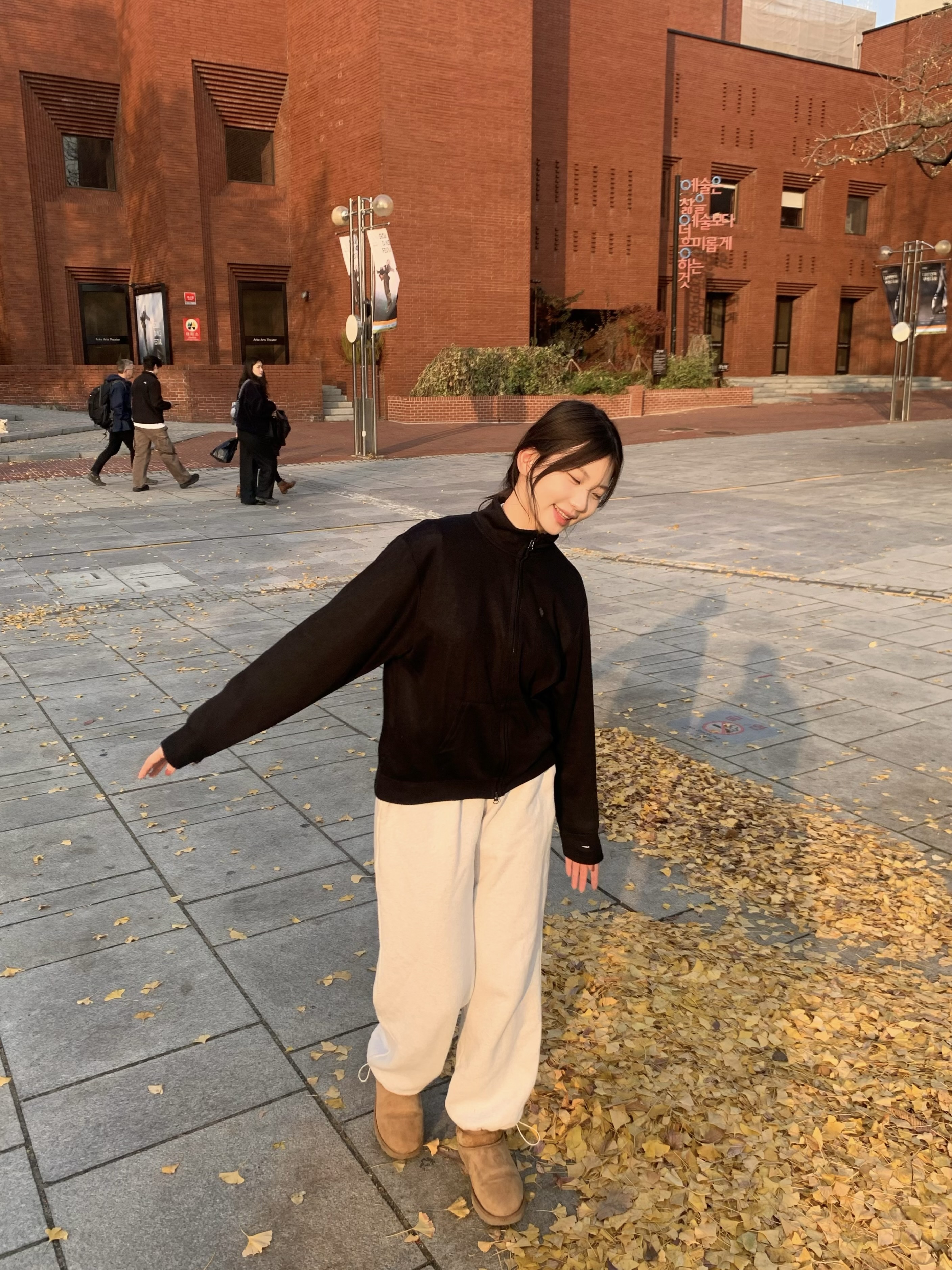 SLOW RECORD HOUSE Track Zip-Up Cardigan Black 착용 스타일 - 5