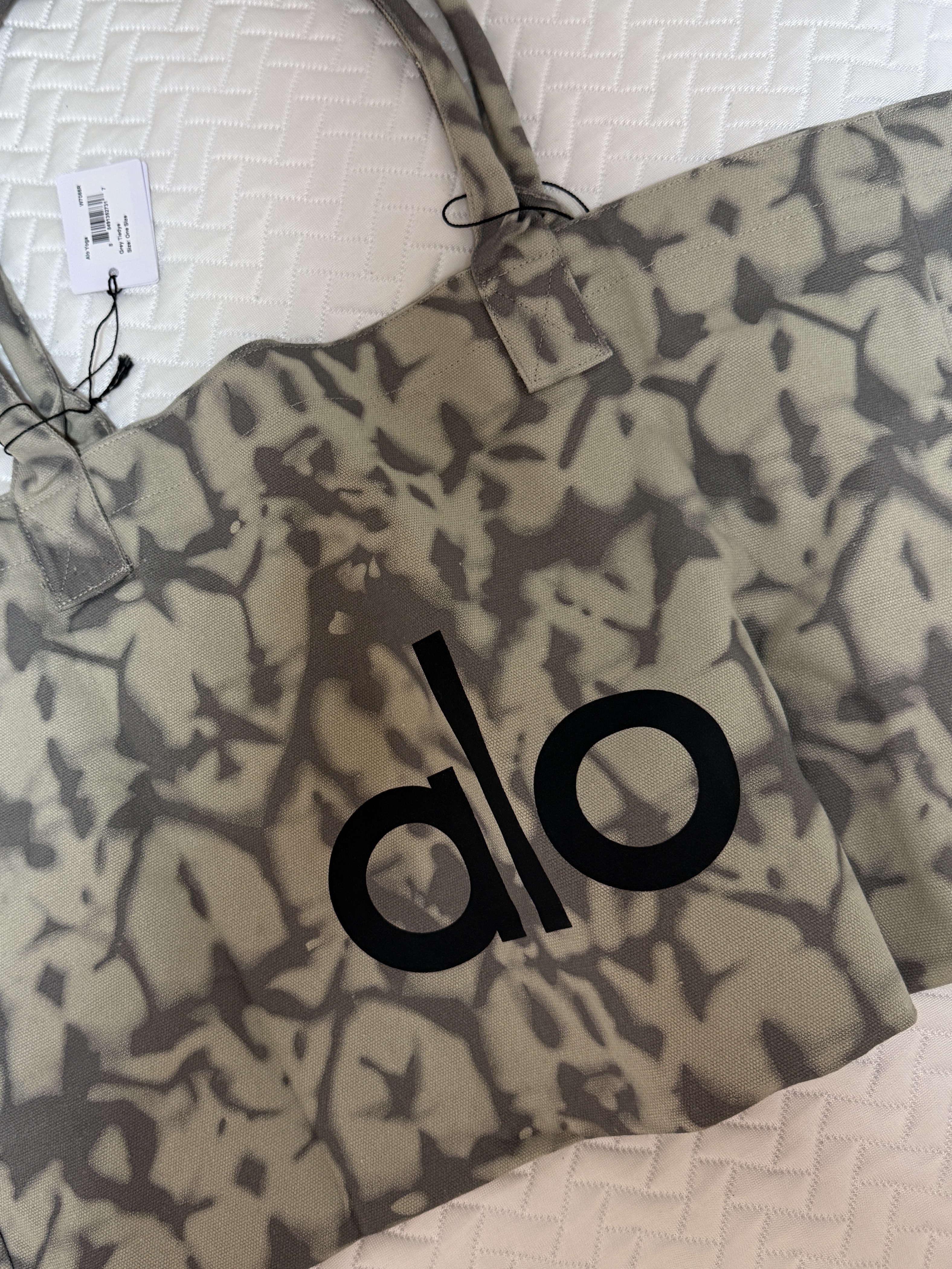 Alo Yoga Iconic Shopper Tote Bag Grey Tiedye, Suare women light seashell padded jumper gray 착용 스타일 - 2
