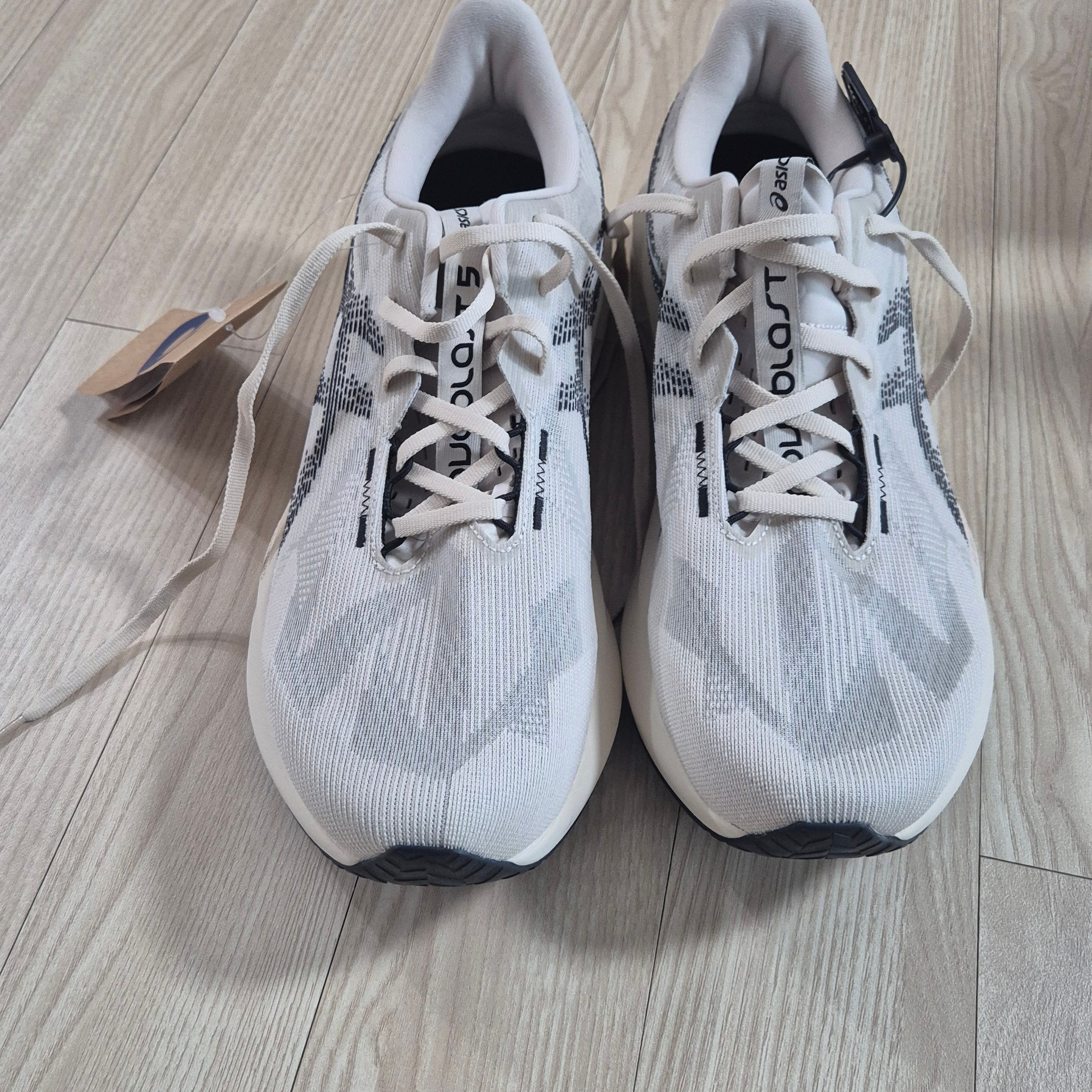 Asics Novablast 5 Oatmeal Black - D Standard 착용 스타일