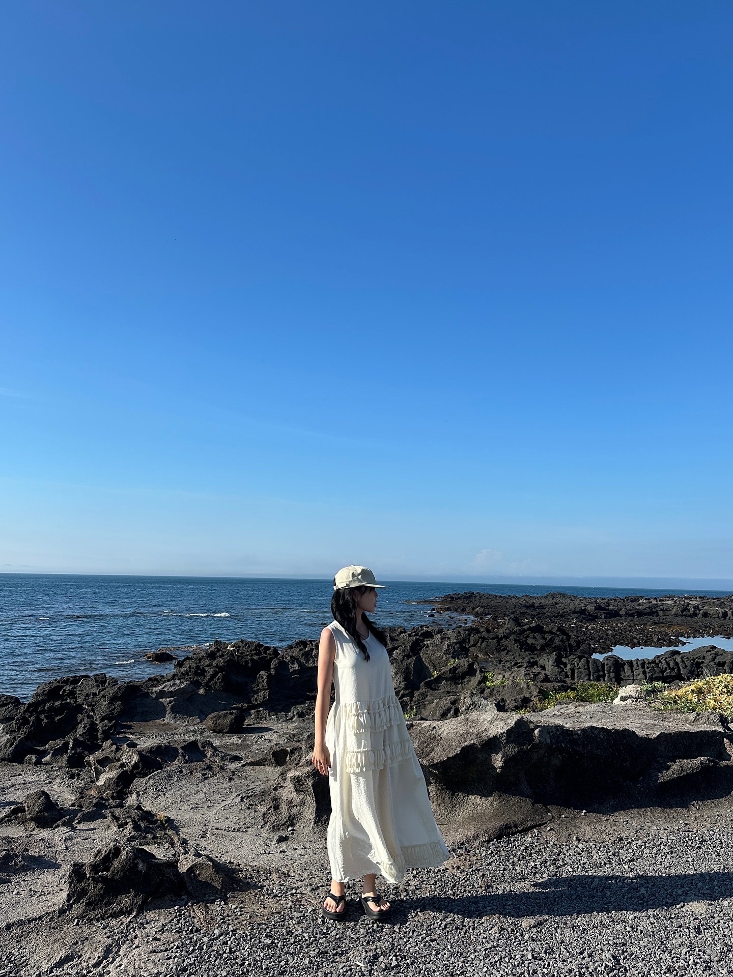 Hello Sunrise H Logo Cotton Relaxed Fit 6Panel Cap Beige, FARVEN Hazel Ruffle Dress Cream Ivory 착용 스타일 - 3