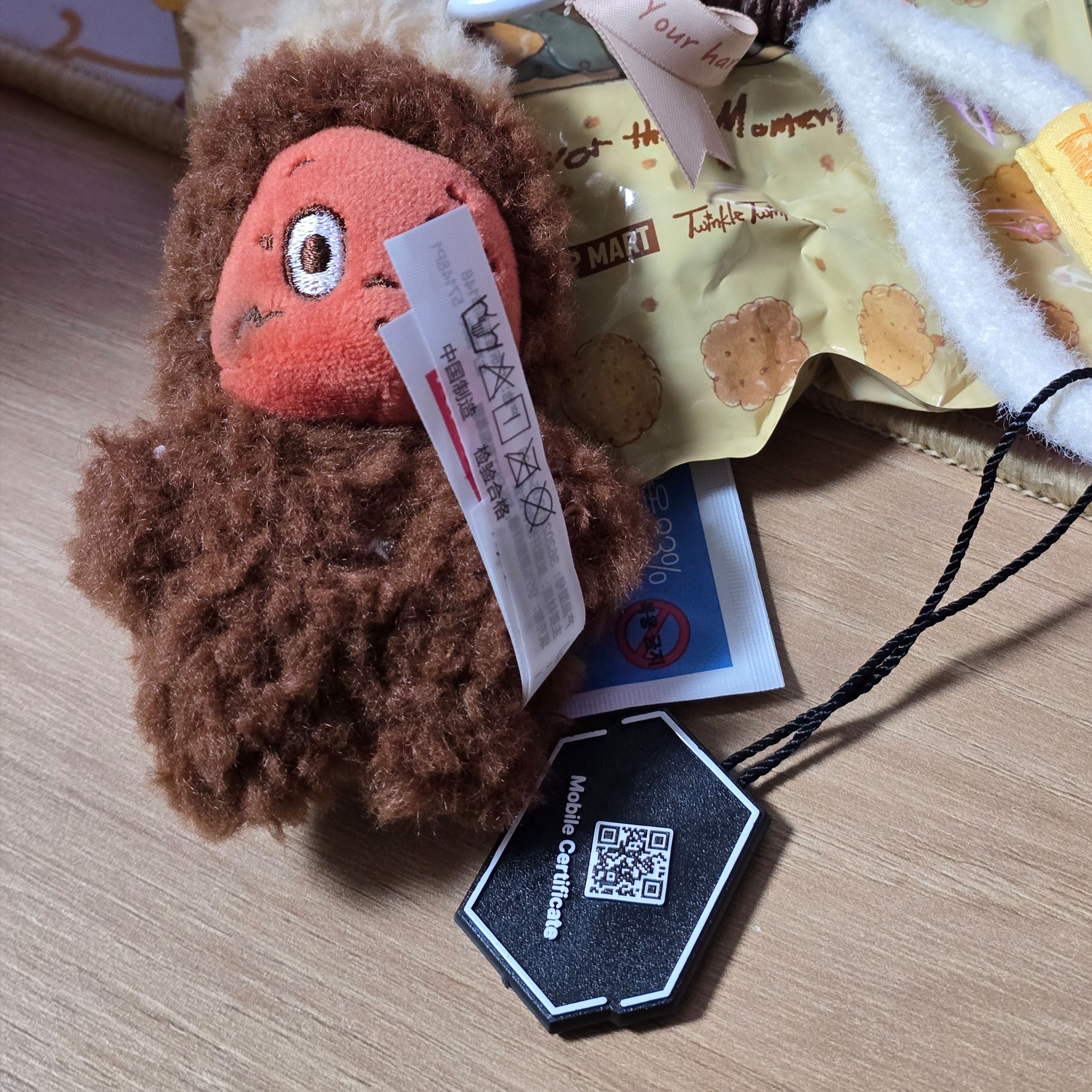 Pop Mart Twinkle Twinkle Savor the Moment Series-Fresh-Baked Mini Cookies Plush Pendant Bitter Coffee (Opened Case) 착용 스타일