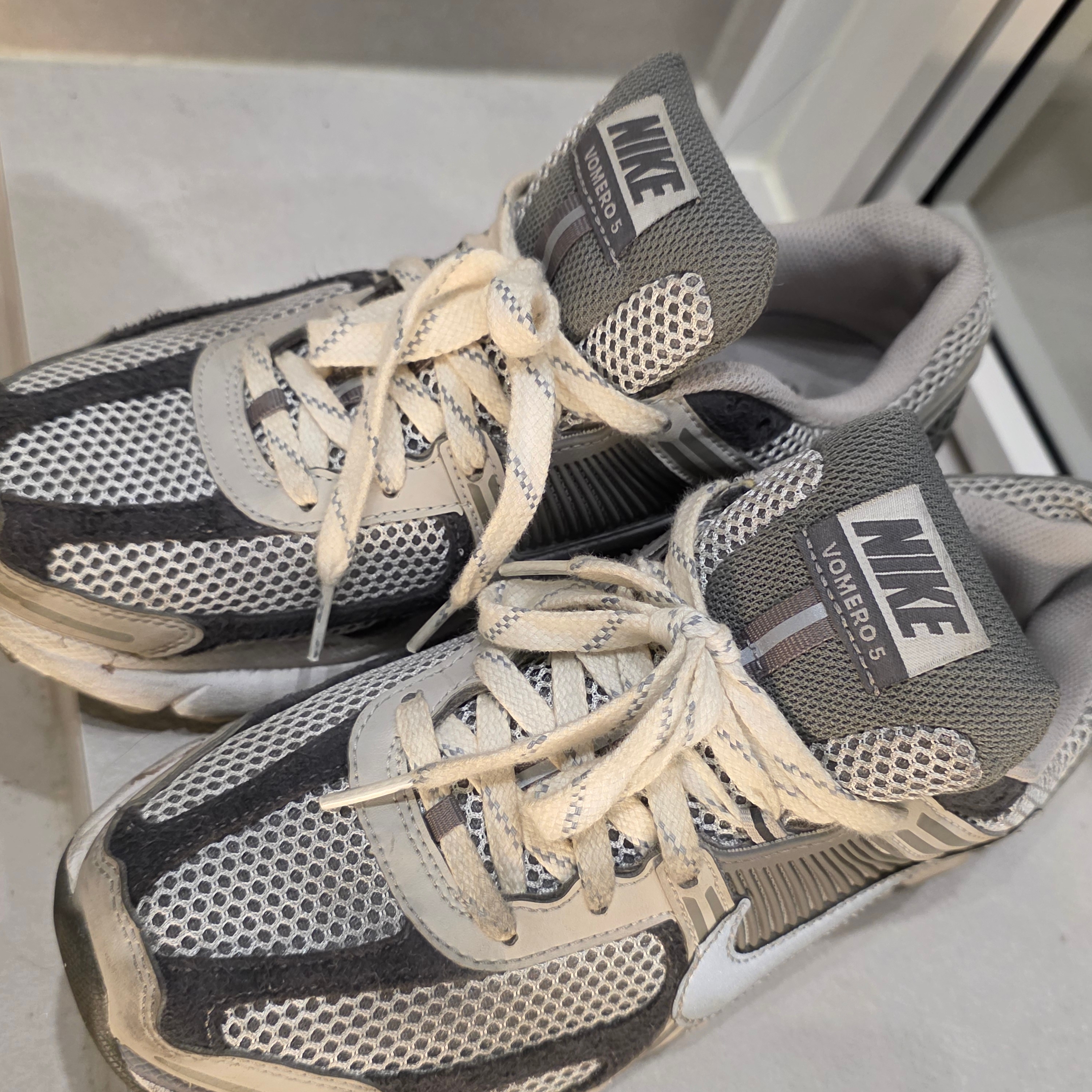 Nike Zoom Vomero 5 PRM Light Iron Ore and Flat Fewter 착용 스타일