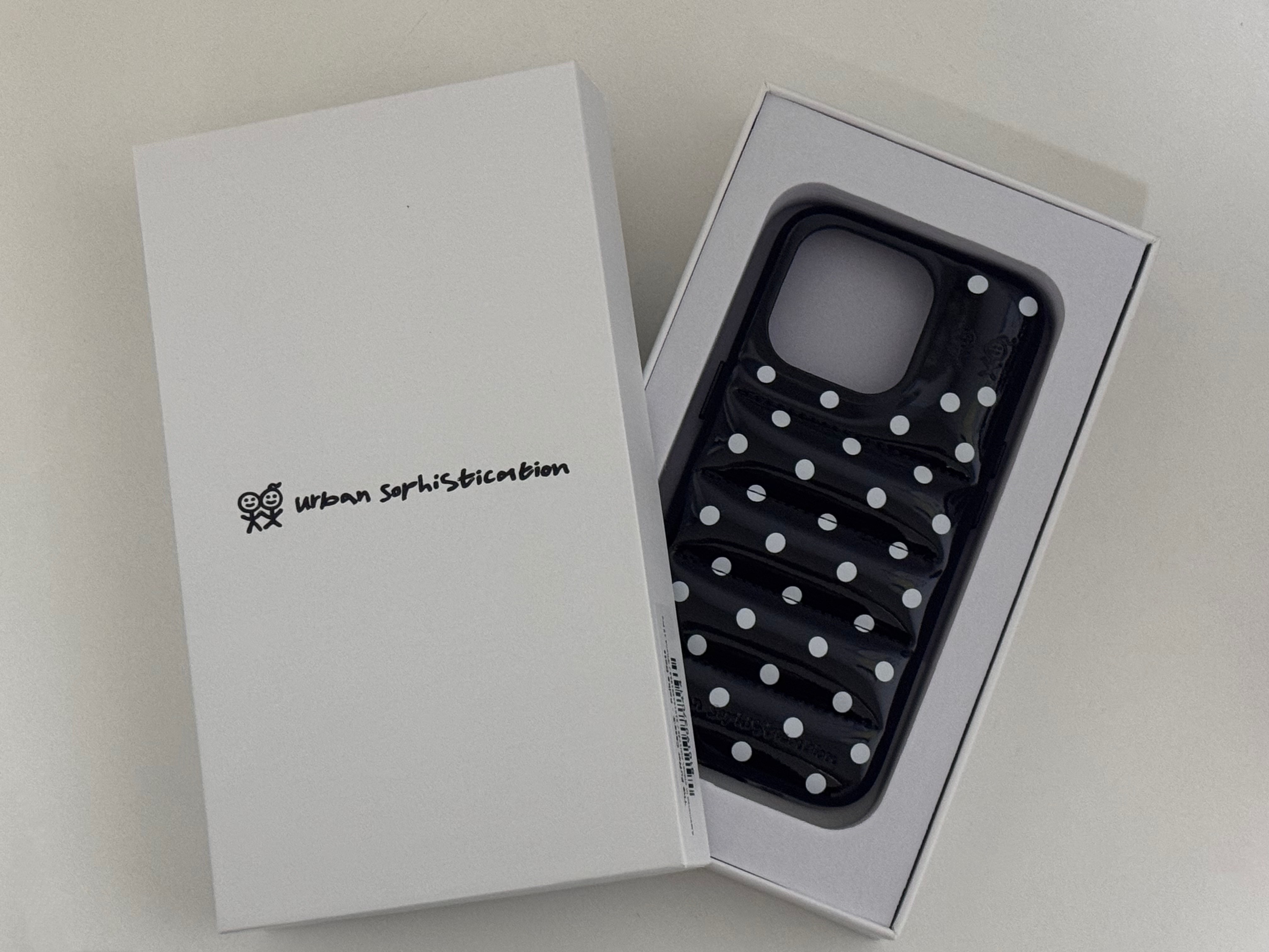 Urbansophistication The Puffer Case Polka Dots 착용 스타일