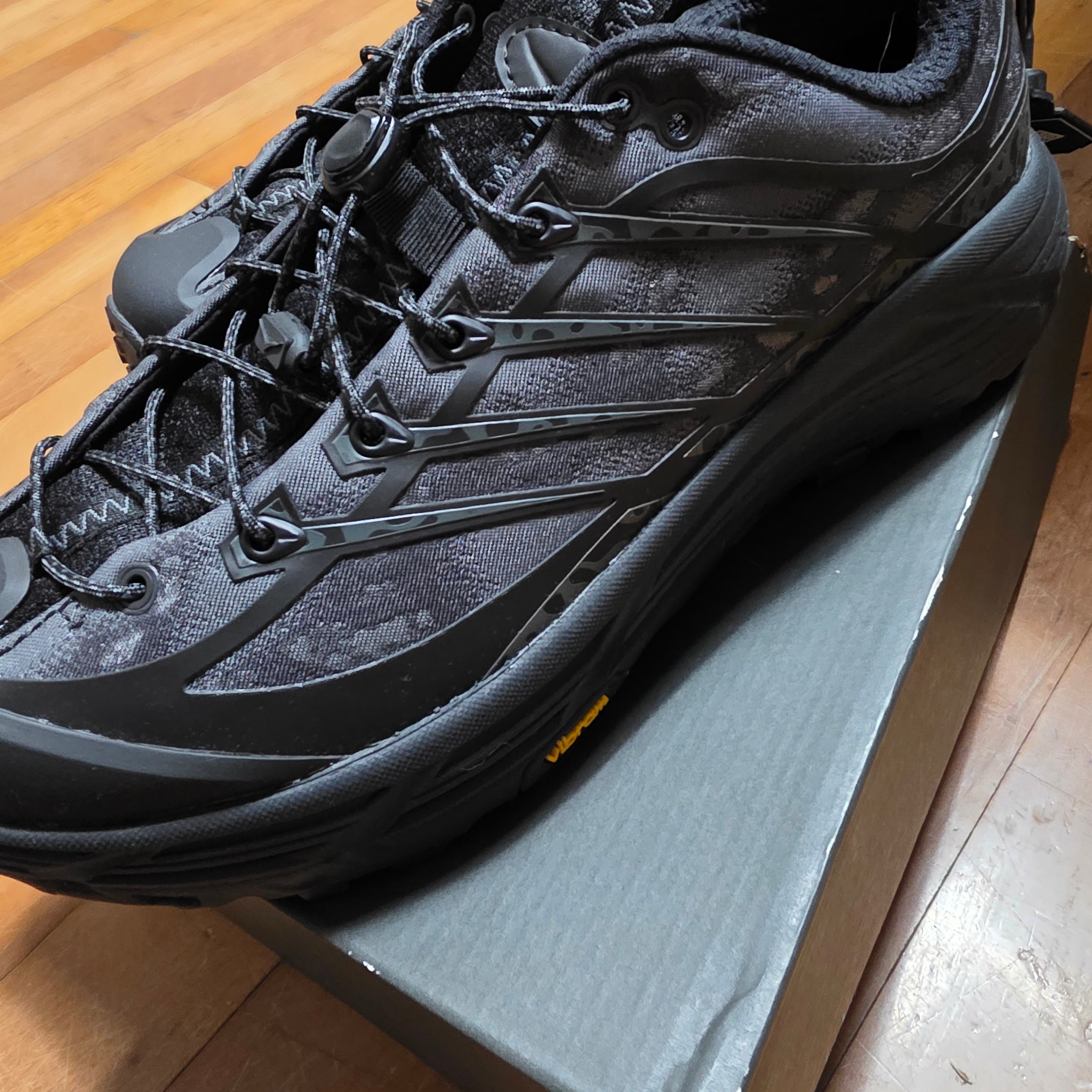 Hoka Mafate Three2 Tech Stealth Black 착용 스타일 - 3
