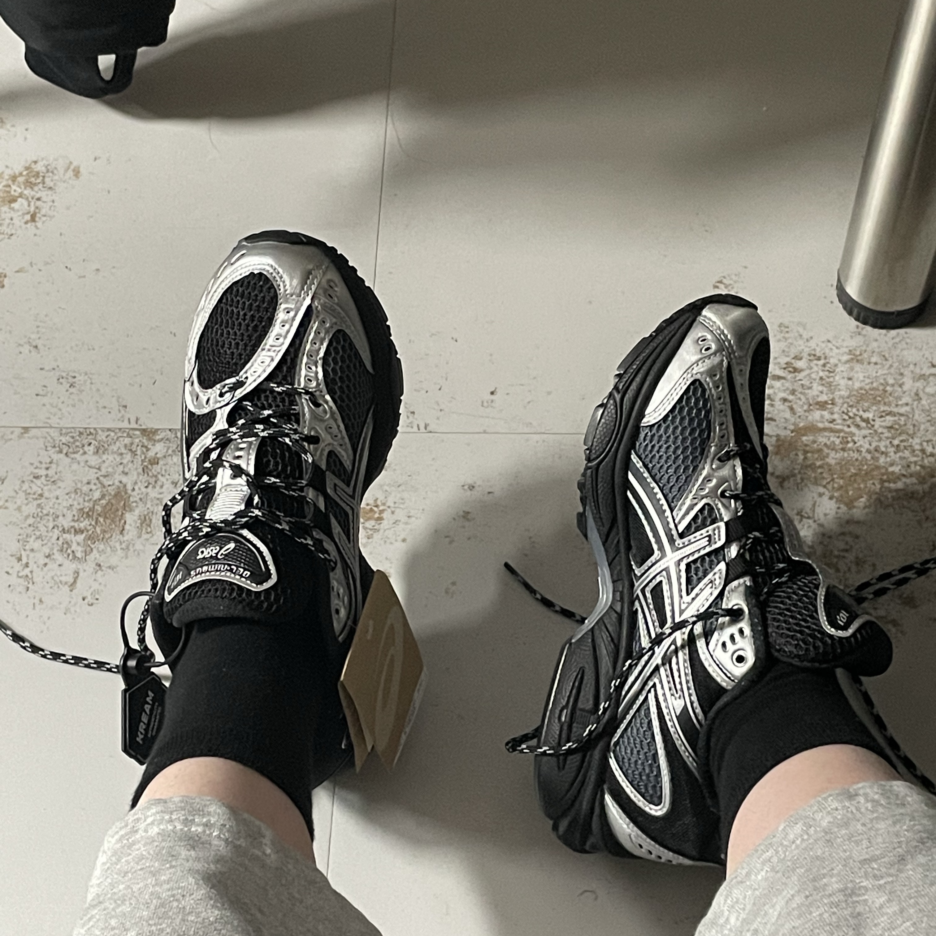 Asics Gel-Nimbus 10.1 Black Pure Silver - Korea Exclusive 착용 스타일 - 2