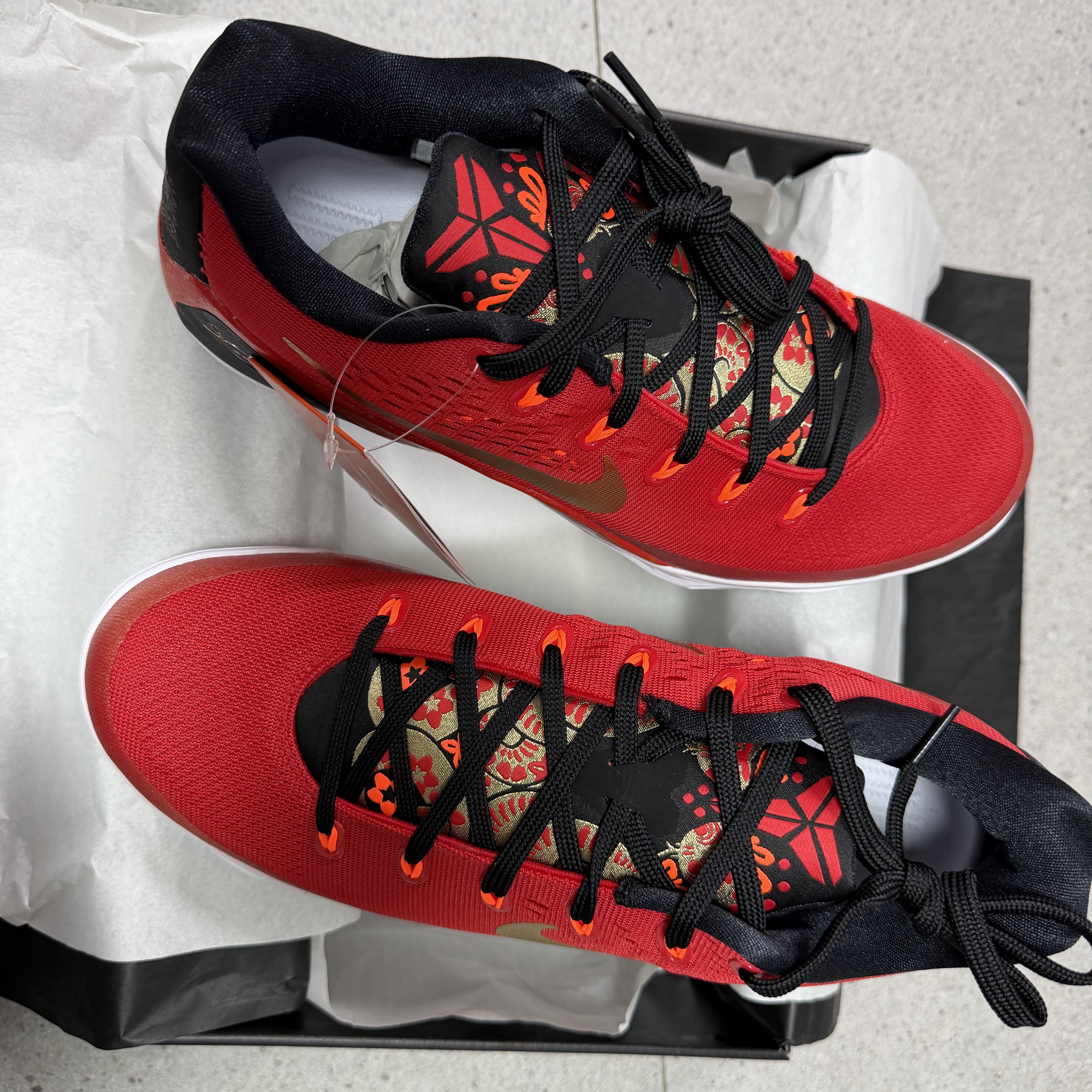 Nike Kobe 9 Low Protro EM University Red and Metallic Gold 착용 스타일 - 4