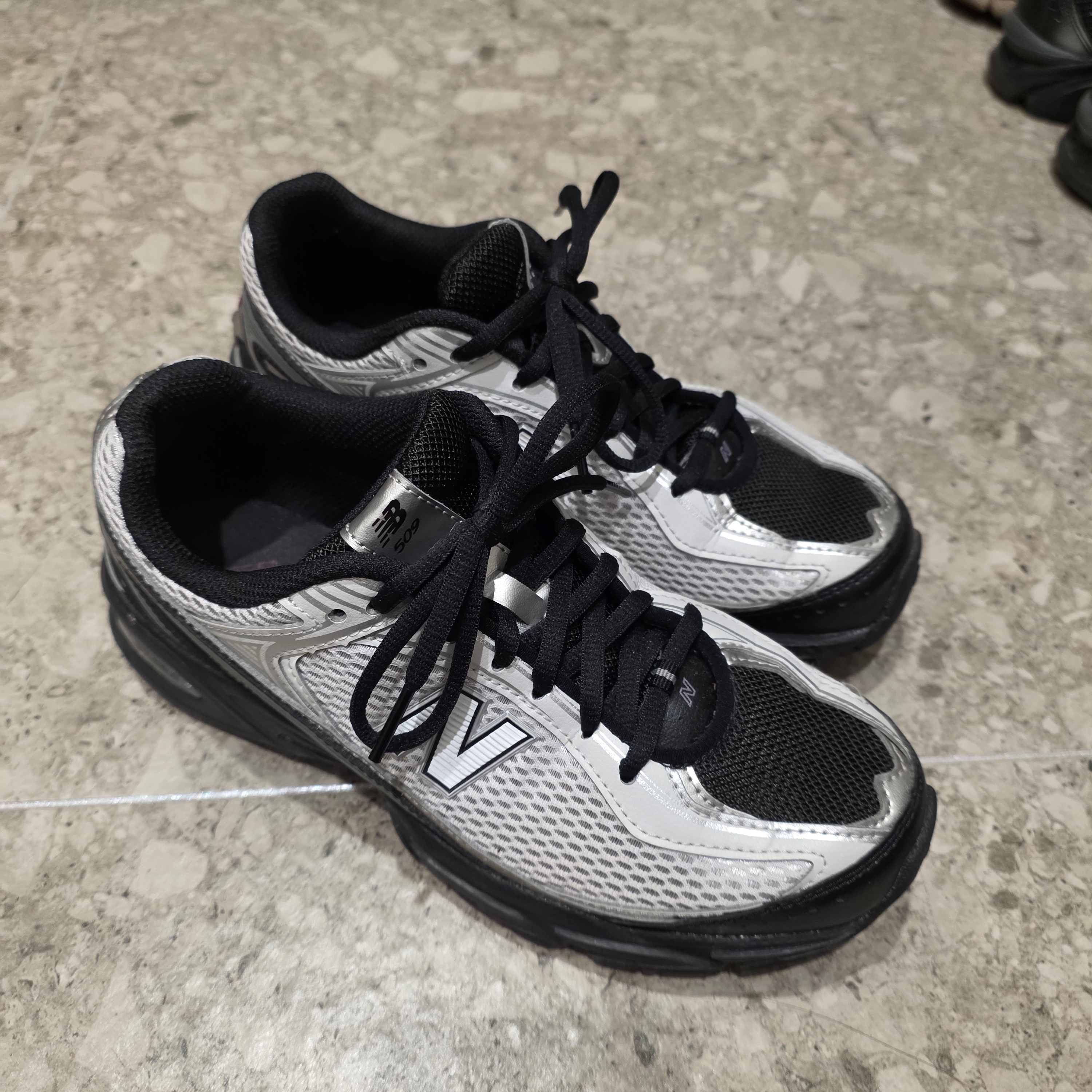 New Balance 509 Black Gray 착용 스타일