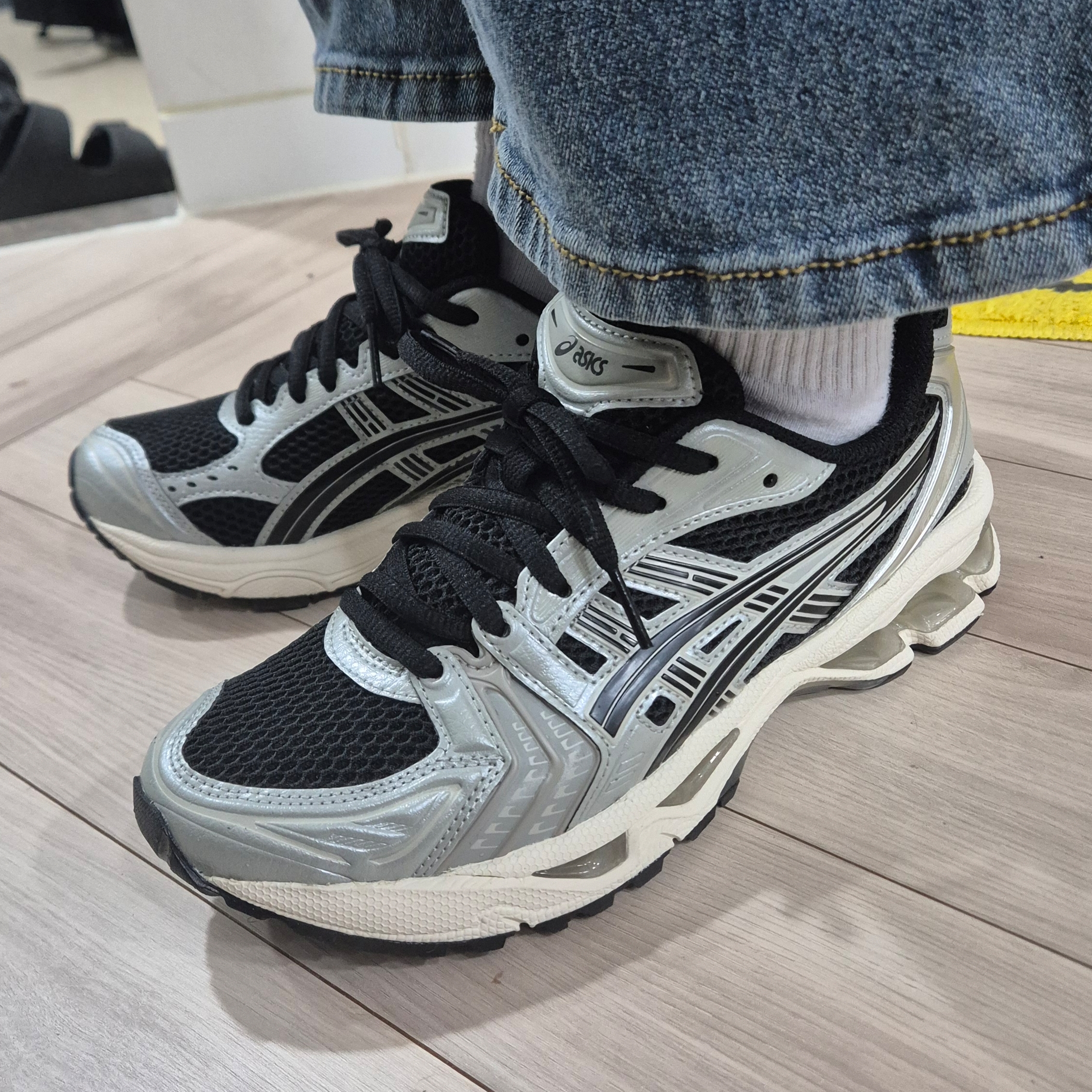 Asics Gel-Kayano 14 Black Seal Grey 착용 스타일