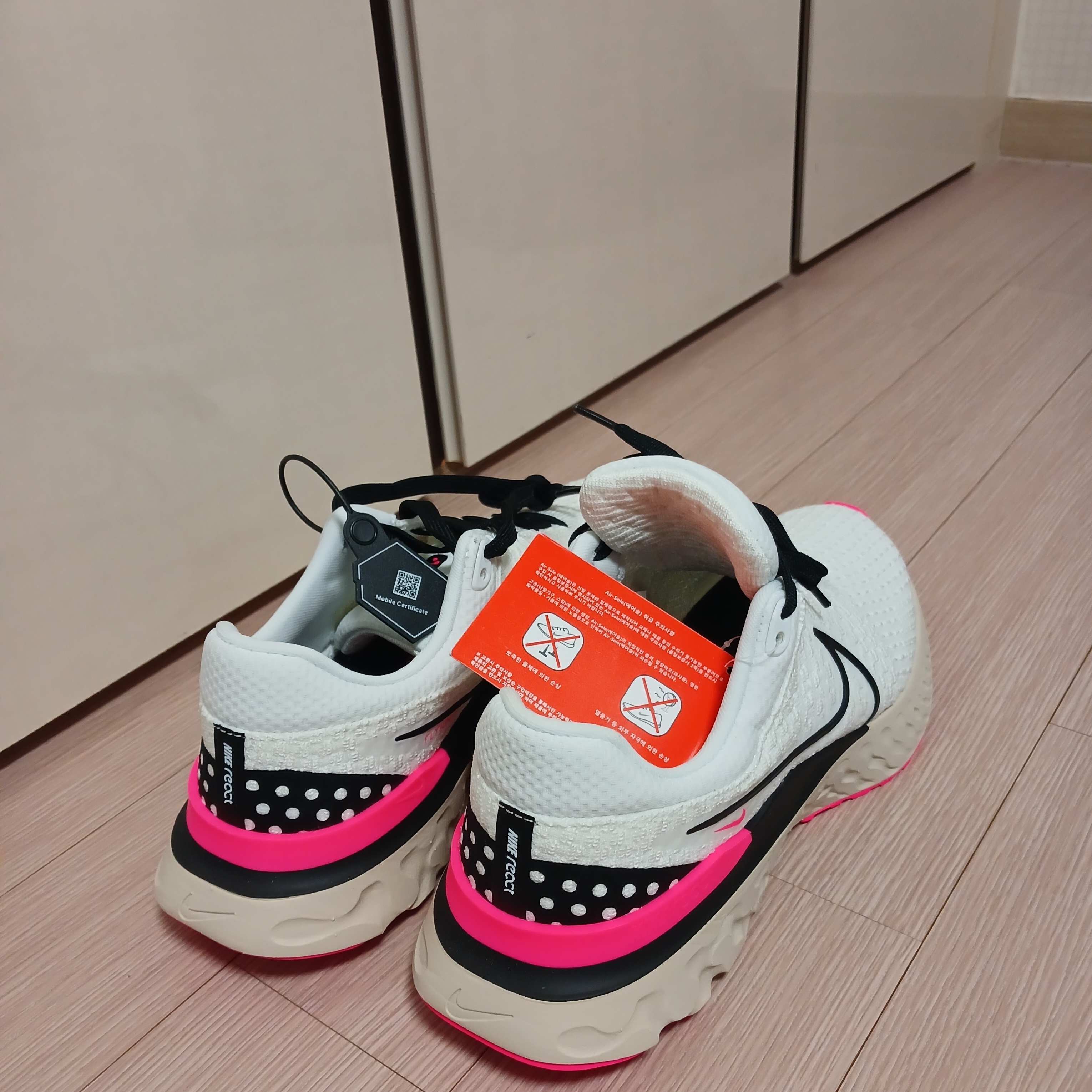 Nike React Infinity Run Flyknit 3 White Black 착용 스타일 - 2