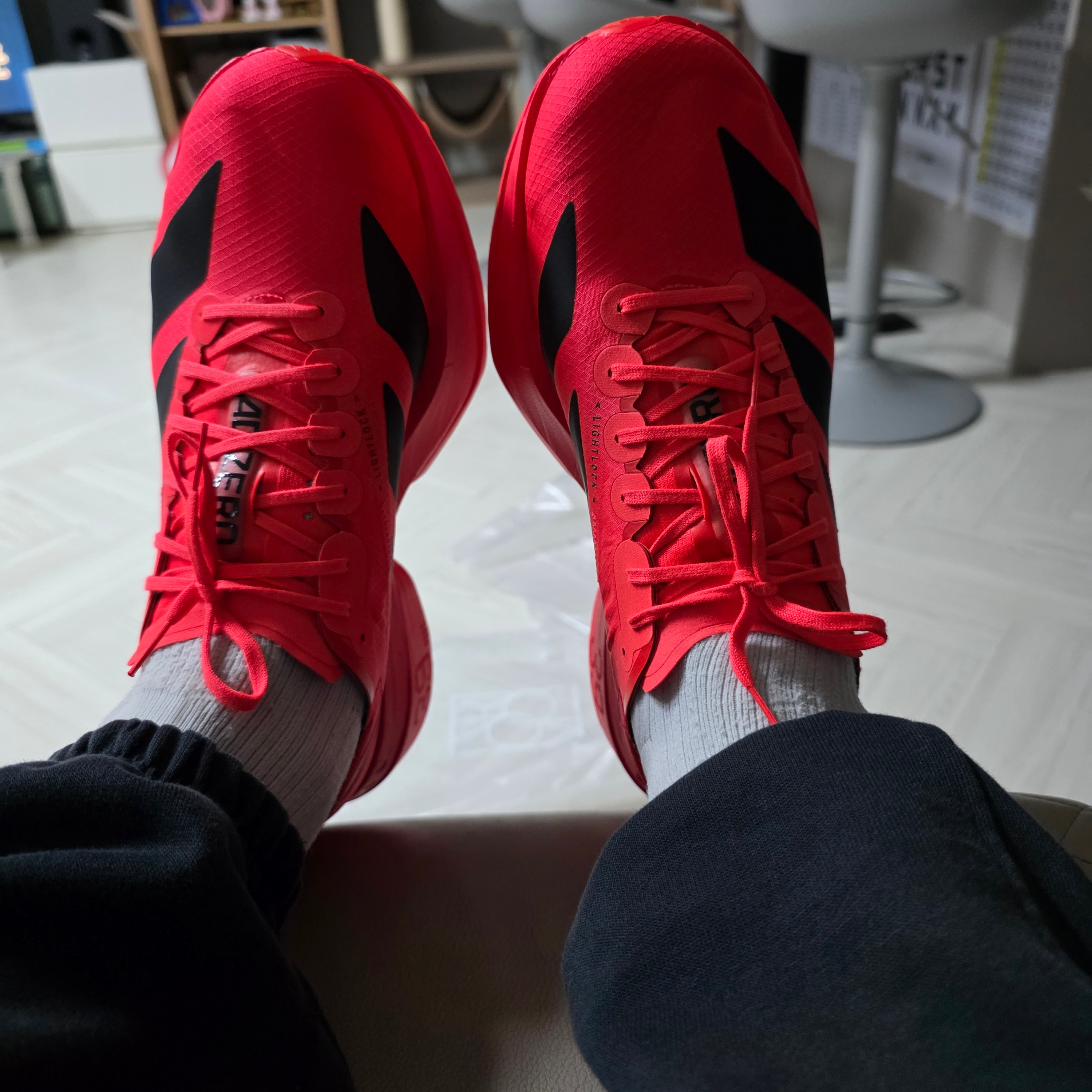 Adidas Adizero Adios Pro 4 Lucid Red Core Black 착용 스타일 - 2