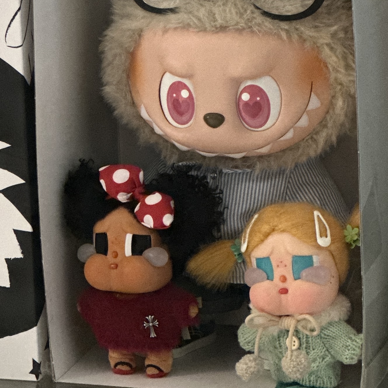 Pop Mart Crybaby Vacation Mode On Series Vinyl Plush Pendant My Summer Vibe (Opened Case), Pop Mart Crybaby Vacation Mode On Series Vinyl Plush Pendant Glug-Glug (Opened Case) 착용 스타일