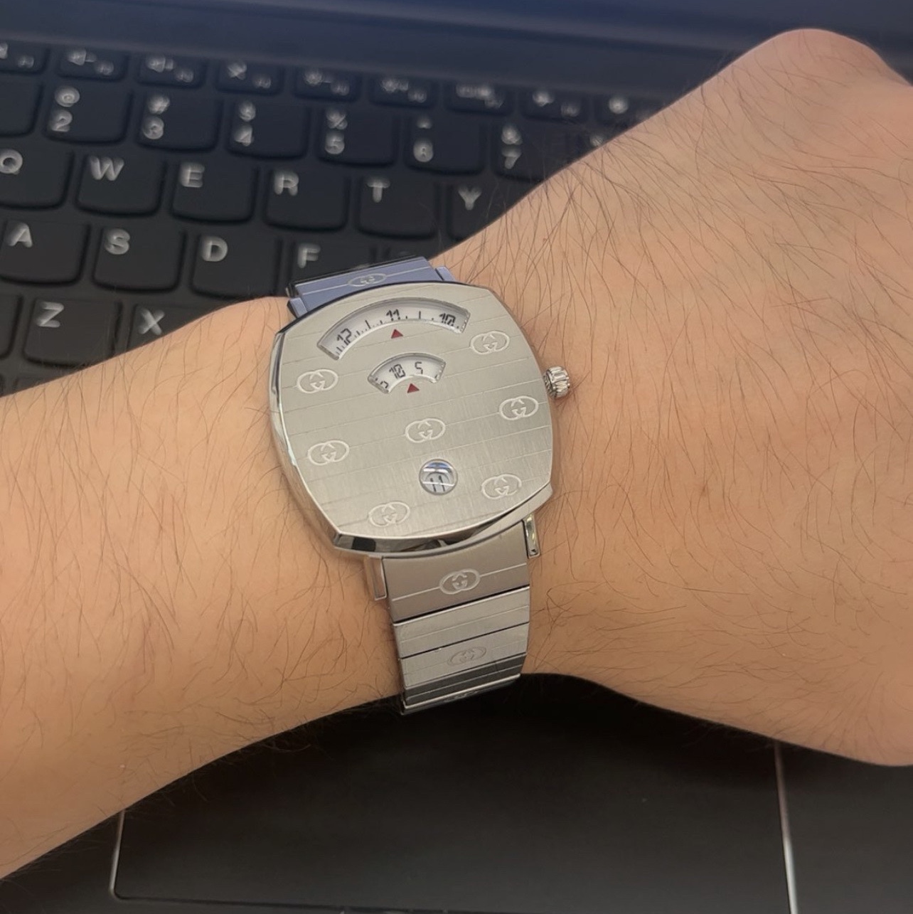 Gucci Grip Quartz 38mm White 착용 스타일