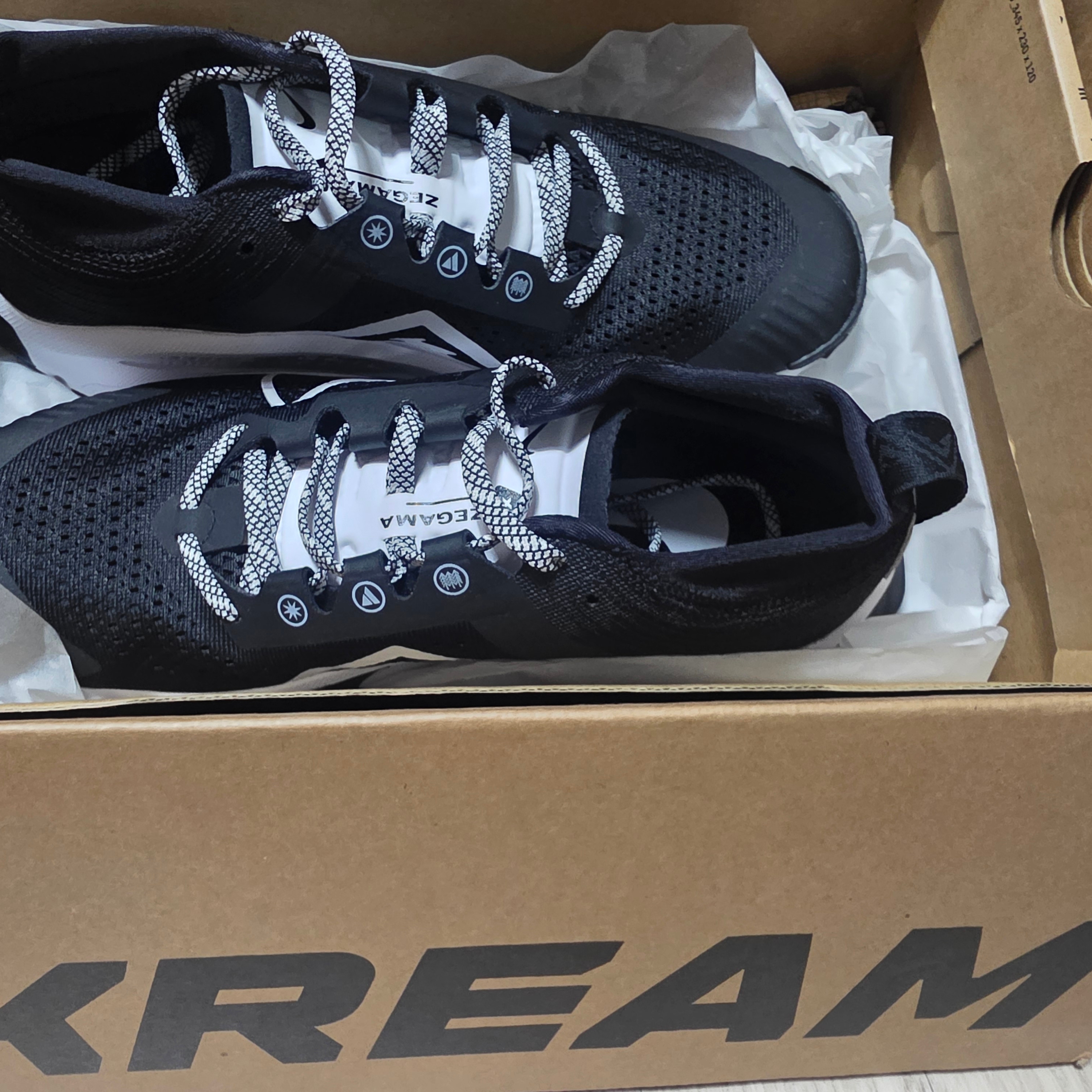 Nike ZoomX Zegama Trail Deep Black White 착용 스타일