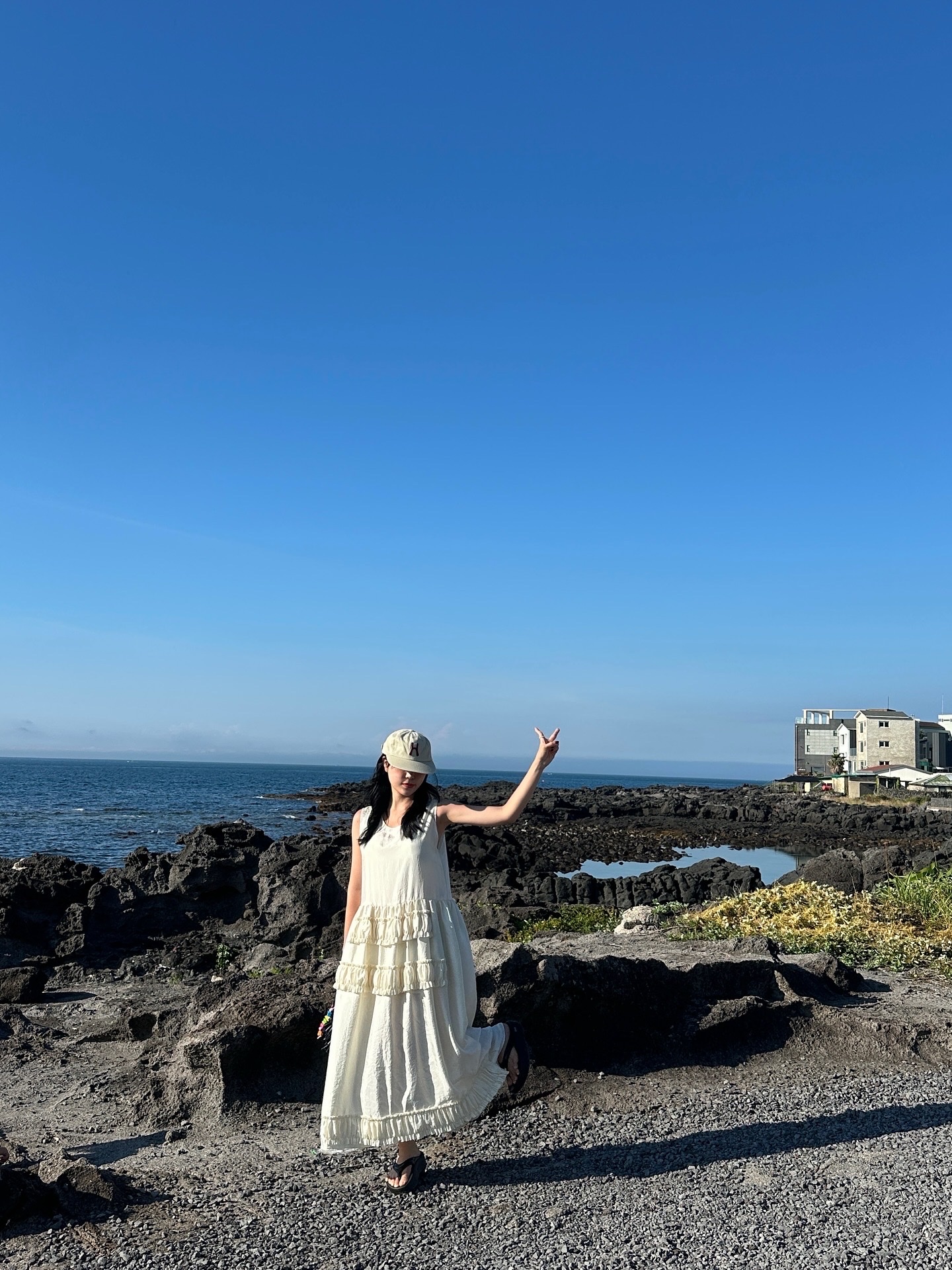 Hello Sunrise H Logo Cotton Relaxed Fit 6Panel Cap Beige, FARVEN Hazel Ruffle Dress Cream Ivory 착용 스타일 - 2