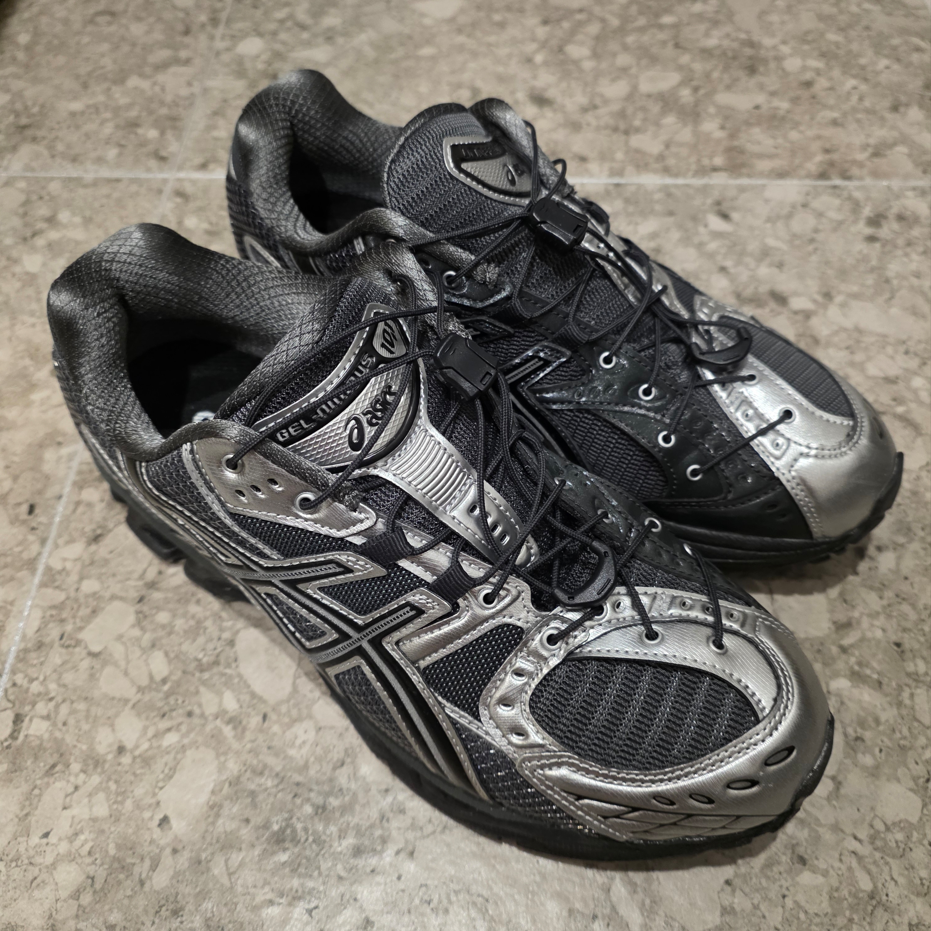 Asics x Unaffected Gel-Nimbus 10.1 Silver Black 착용 스타일