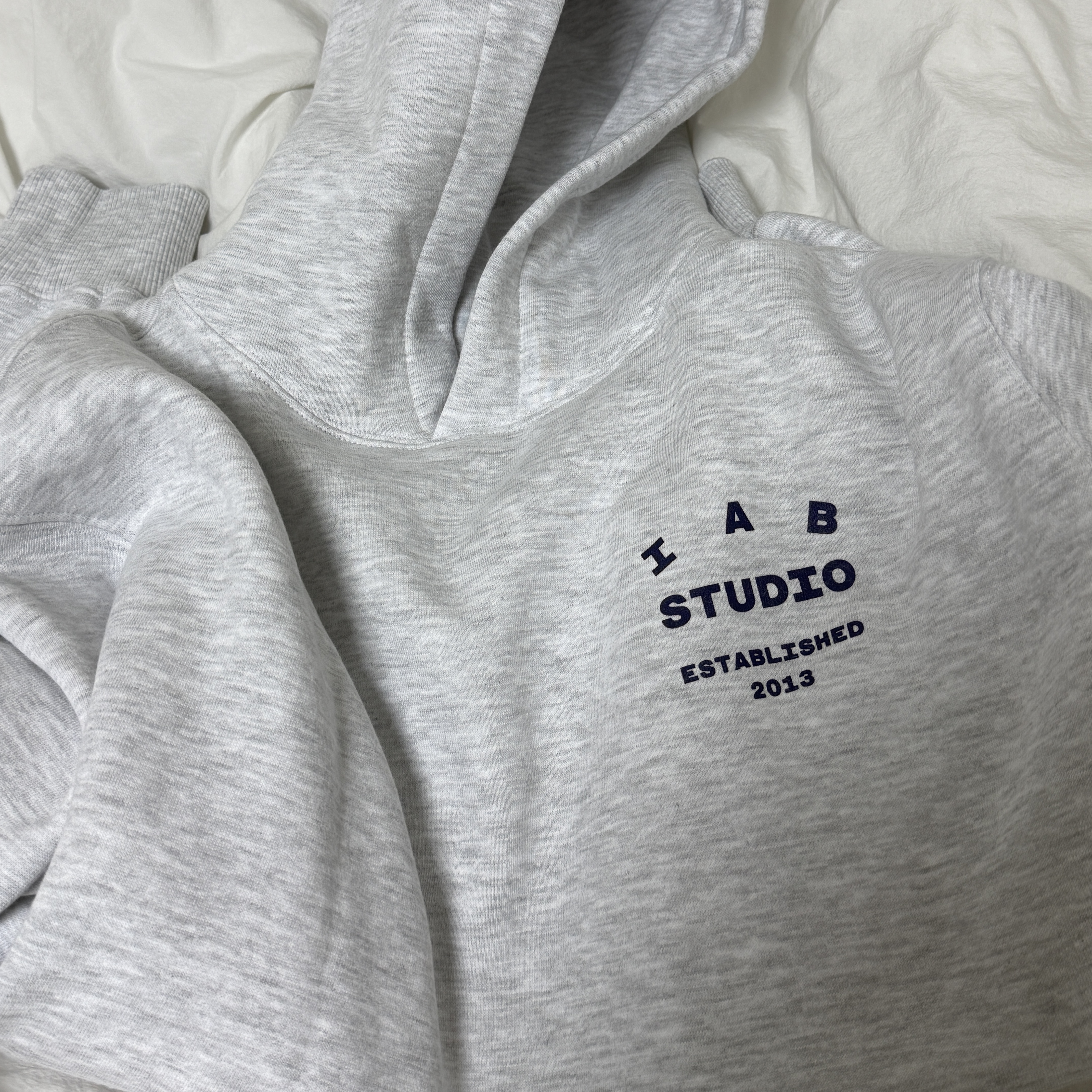 IAB Studio 25 Hoodie Light Gray Navy 착용 스타일 - 1