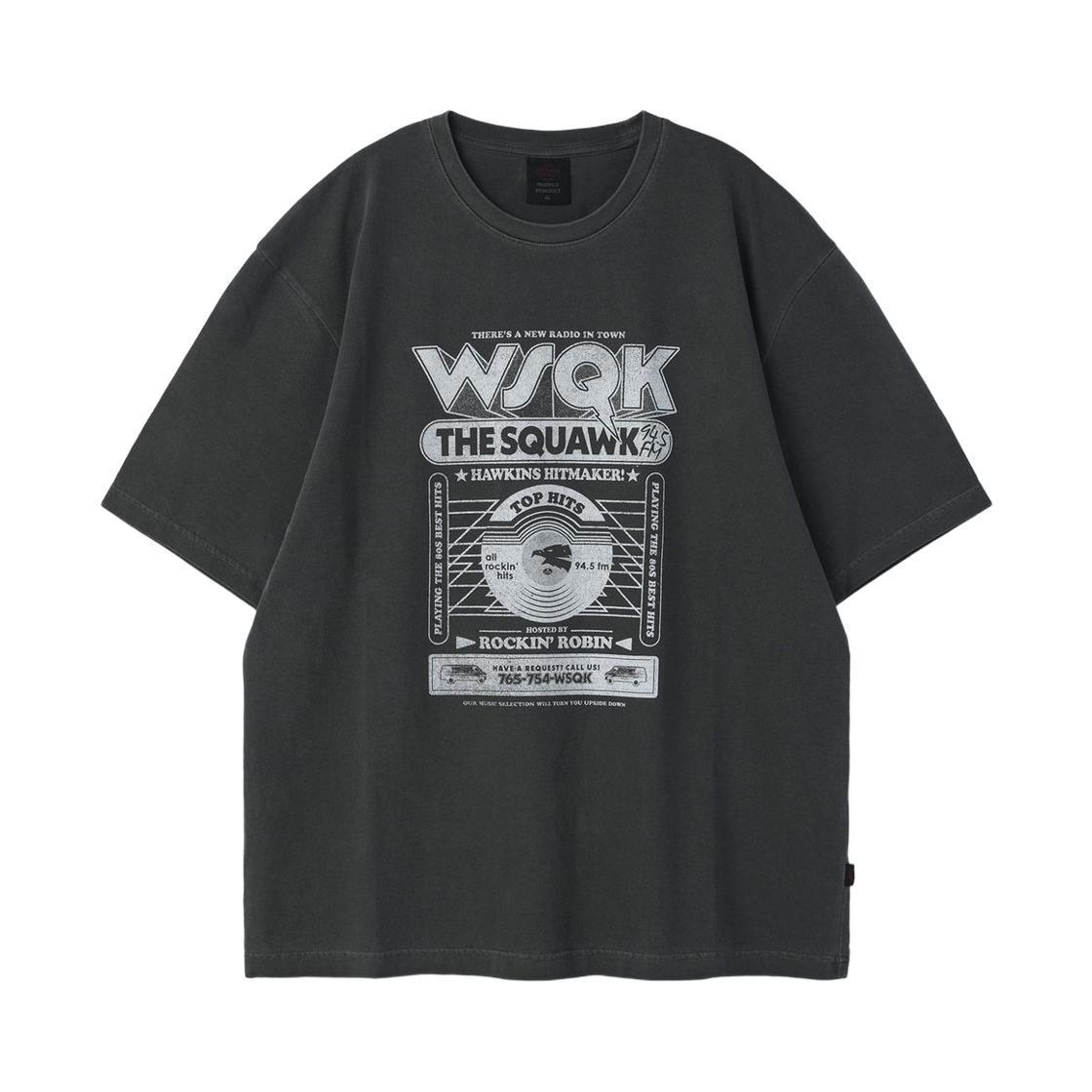 무신사 스탠다드 x 기묘한 이야기 WSQK 포스터 티셔츠 차콜 그레이(Musinsa Standard x Stranger Things WSQK Poster T-Shirt Charcoal Grey)