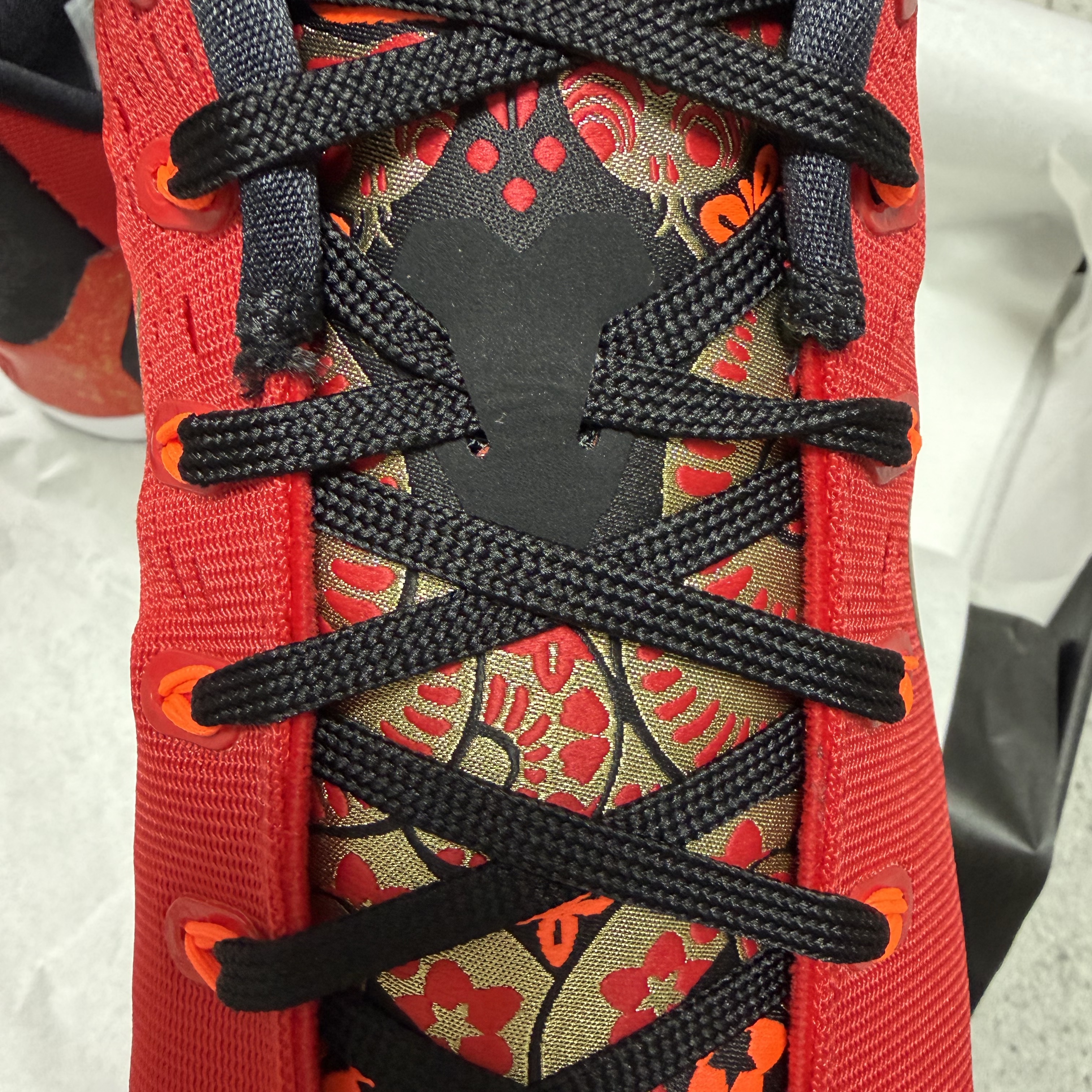 Nike Kobe 9 Low Protro EM University Red and Metallic Gold 착용 스타일 - 2