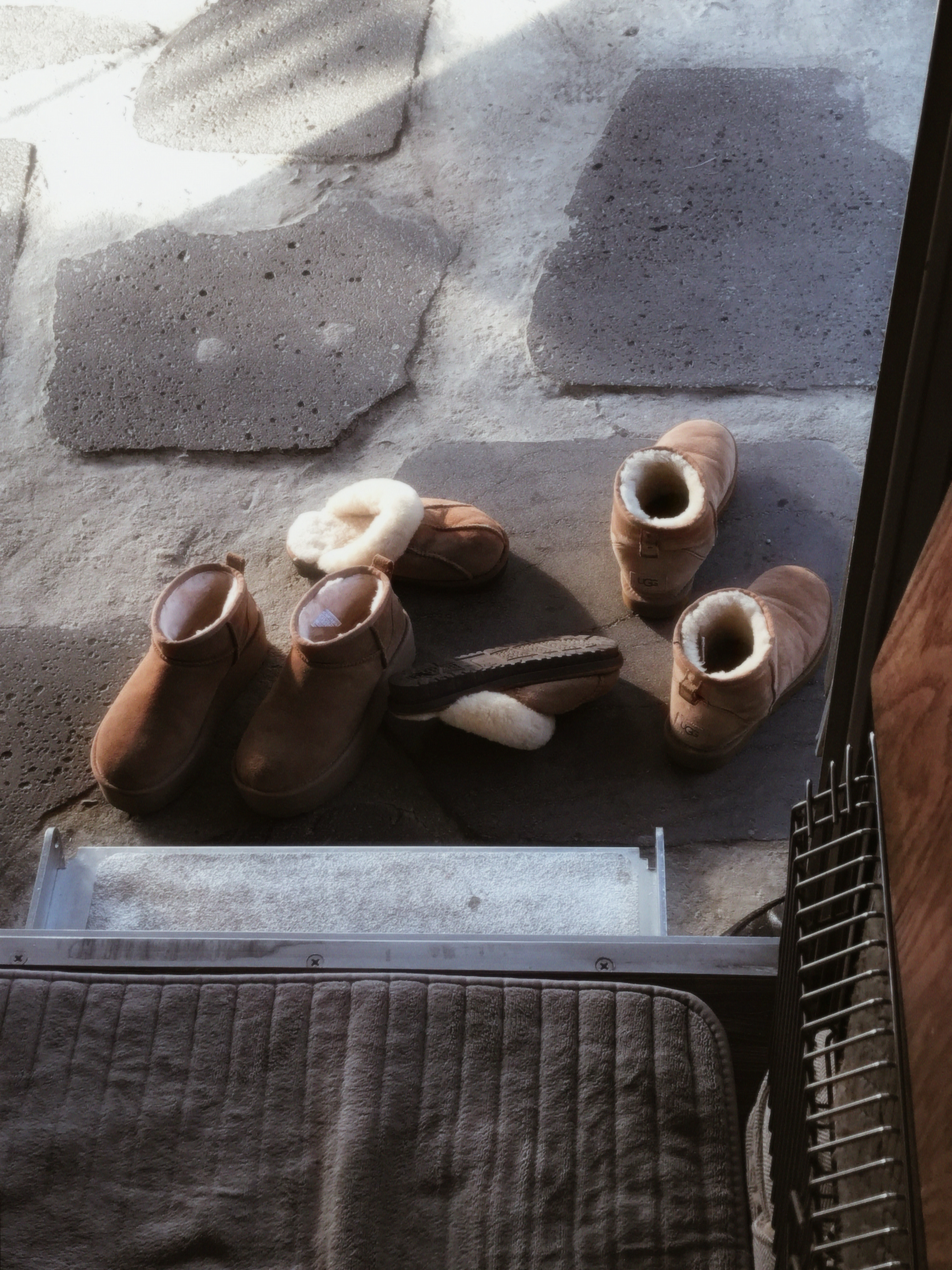 (W) UGG Disquette Slipper Chestnut, (W) UGG Classic Ultra Mini Platform Boots Chestnut 착용 스타일 - 1