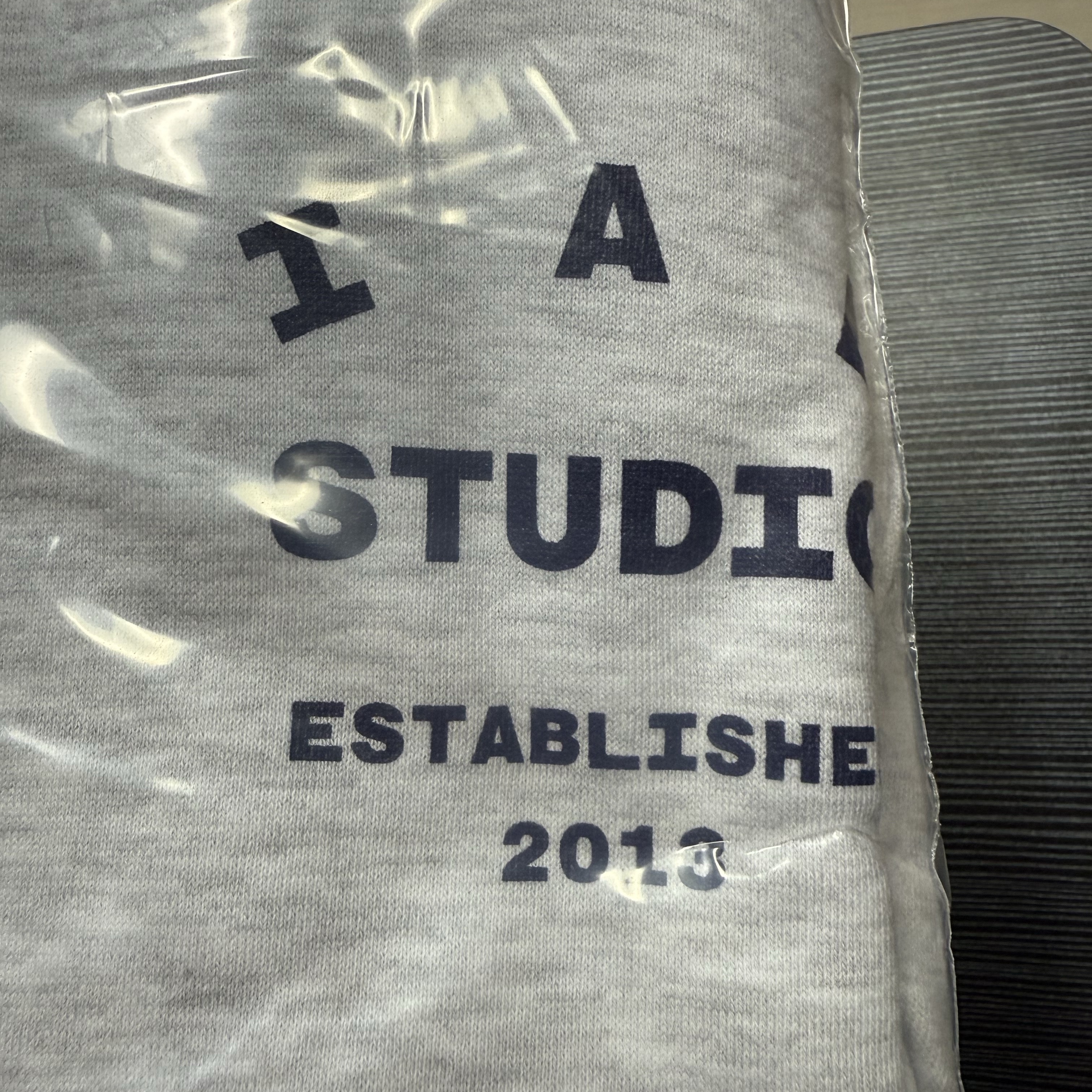 IAB Studio 25 Hoodie Light Gray Navy 착용 스타일