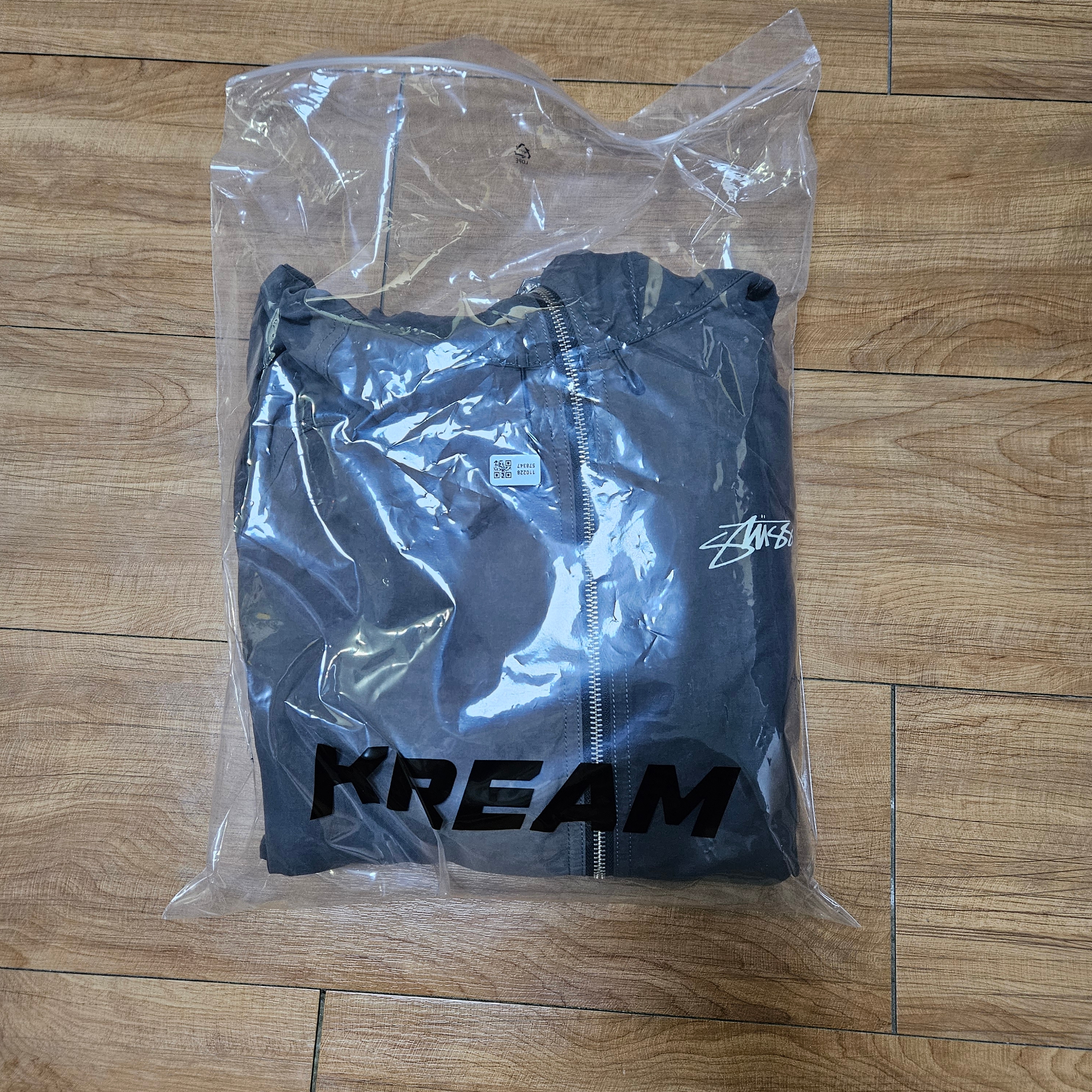 Stussy Wave Dye Beach Shell Jacket Black 착용 스타일 - 4