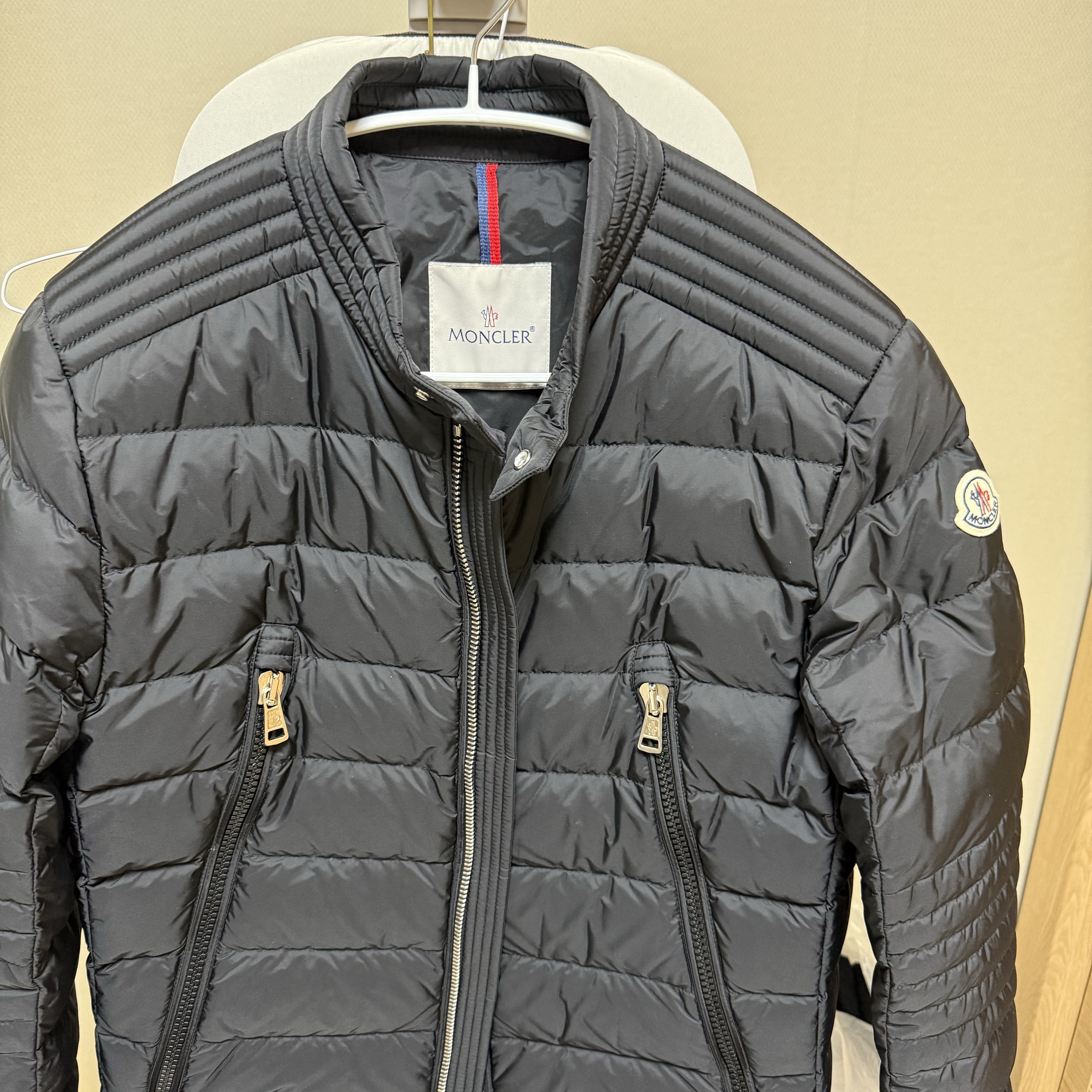 Moncler Amiot Short Down Jacket Black - 24FW 착용 스타일