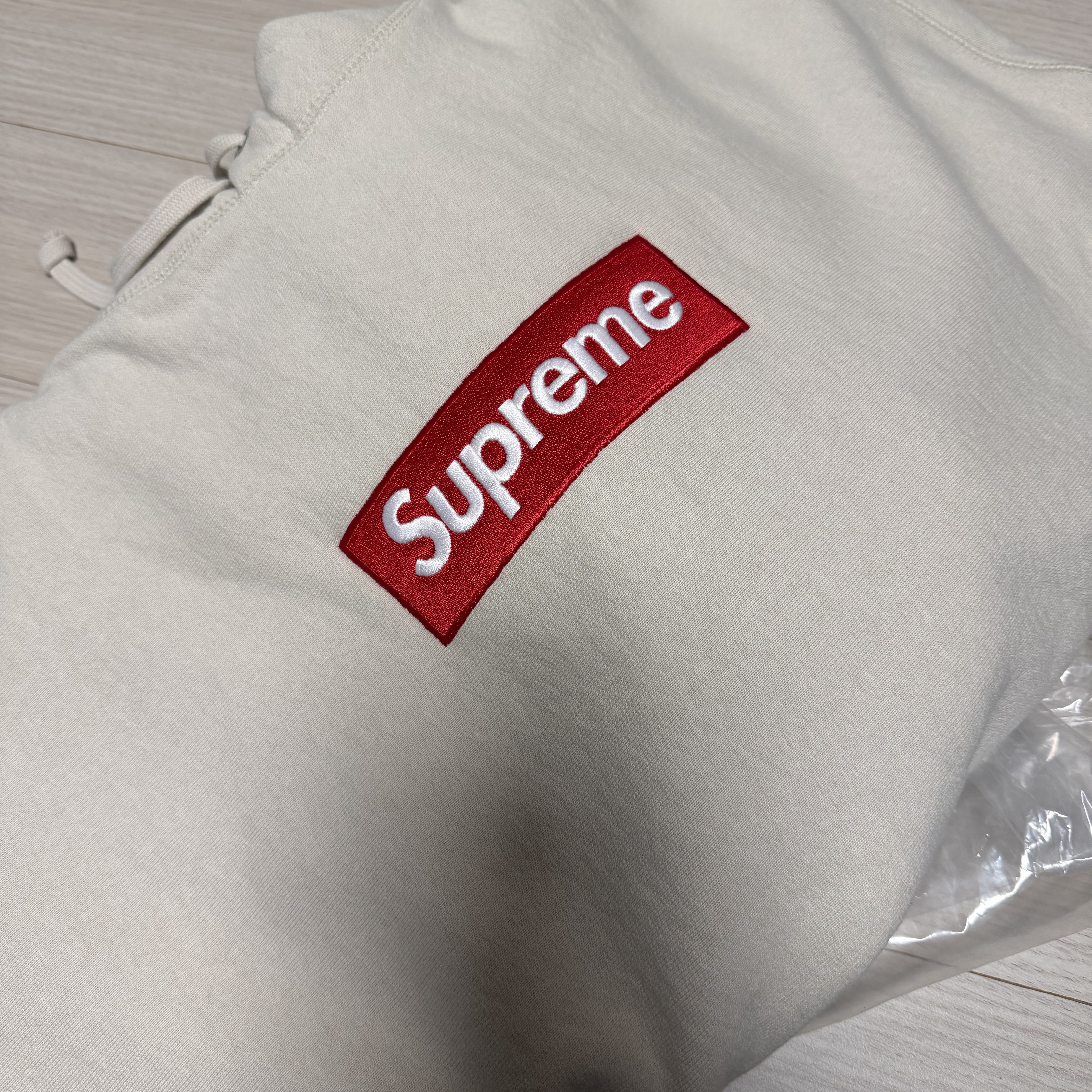 Supreme Box Logo Hooded Sweatshirt Stone - 24FW 착용 스타일
