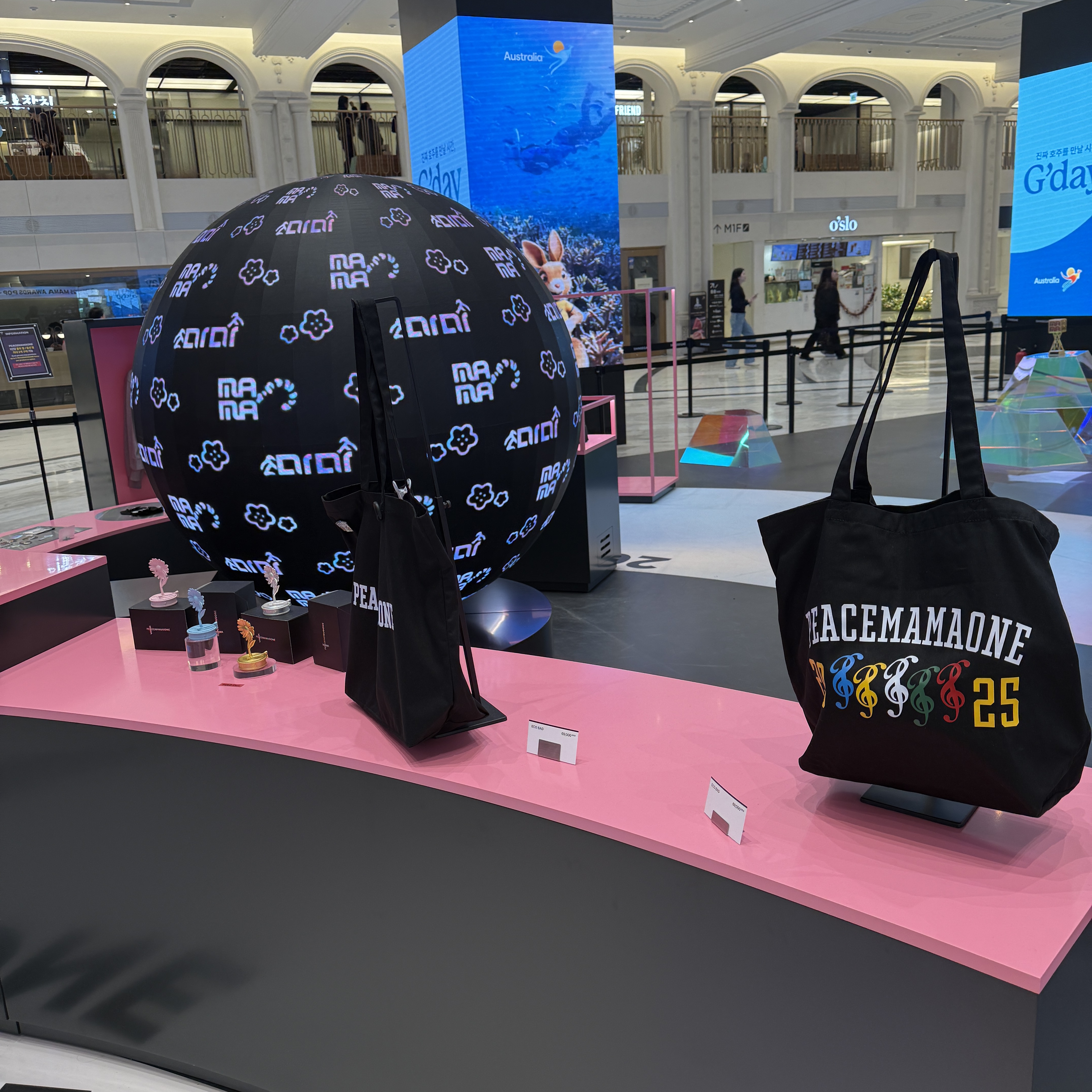 Peaceminusone x 2025 MAMA Awards Peacemamaone Scarf, Peaceminusone x 2025 MAMA Awards Peacemamaone Badge Set 착용 스타일 - 3