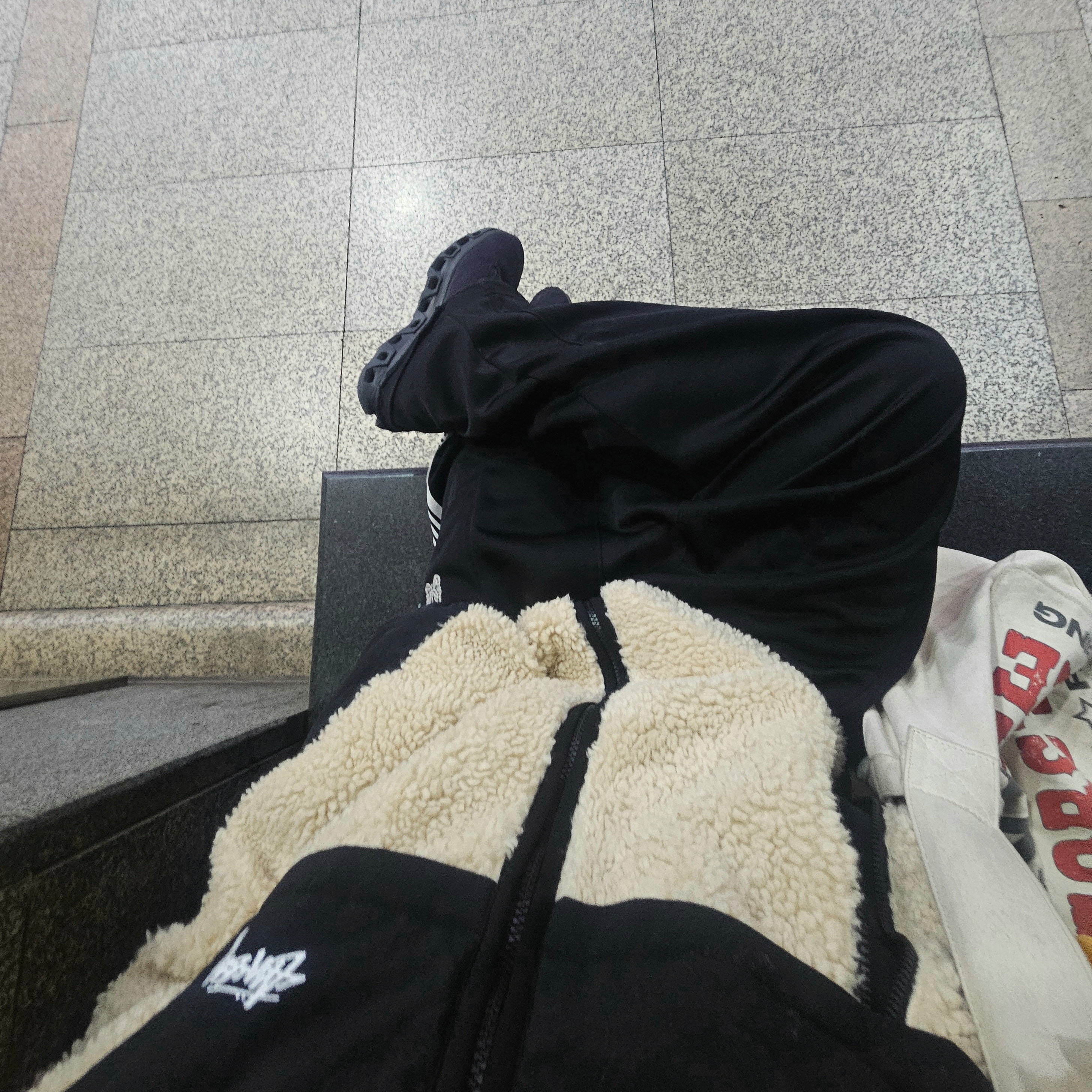 Needles H.D. Track Pants Poly Smooth Black White, Stussy Sherpa Paneled Hooded Jacket Beige 착용 스타일 - 2