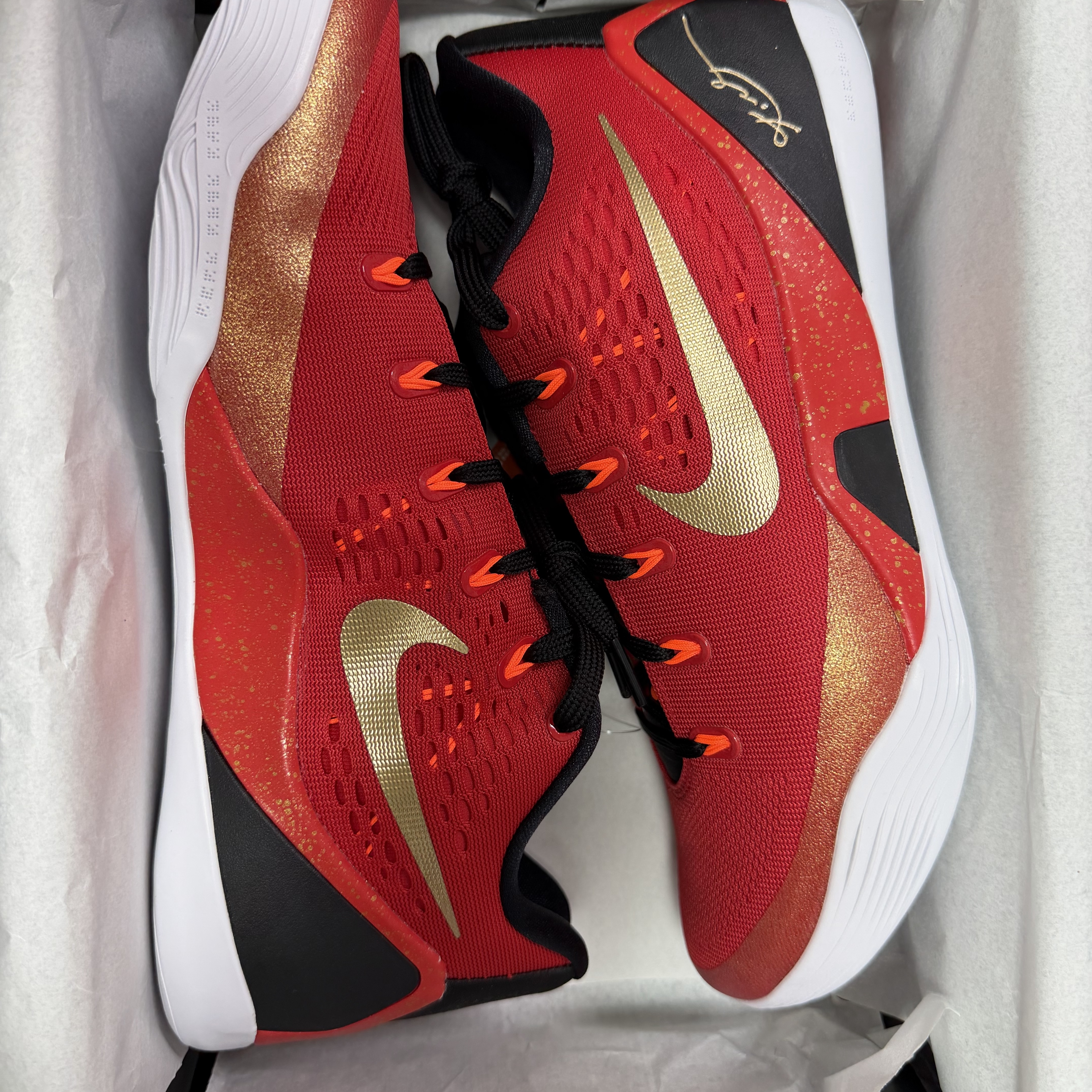 Nike Kobe 9 Low Protro EM University Red and Metallic Gold 착용 스타일 - 5