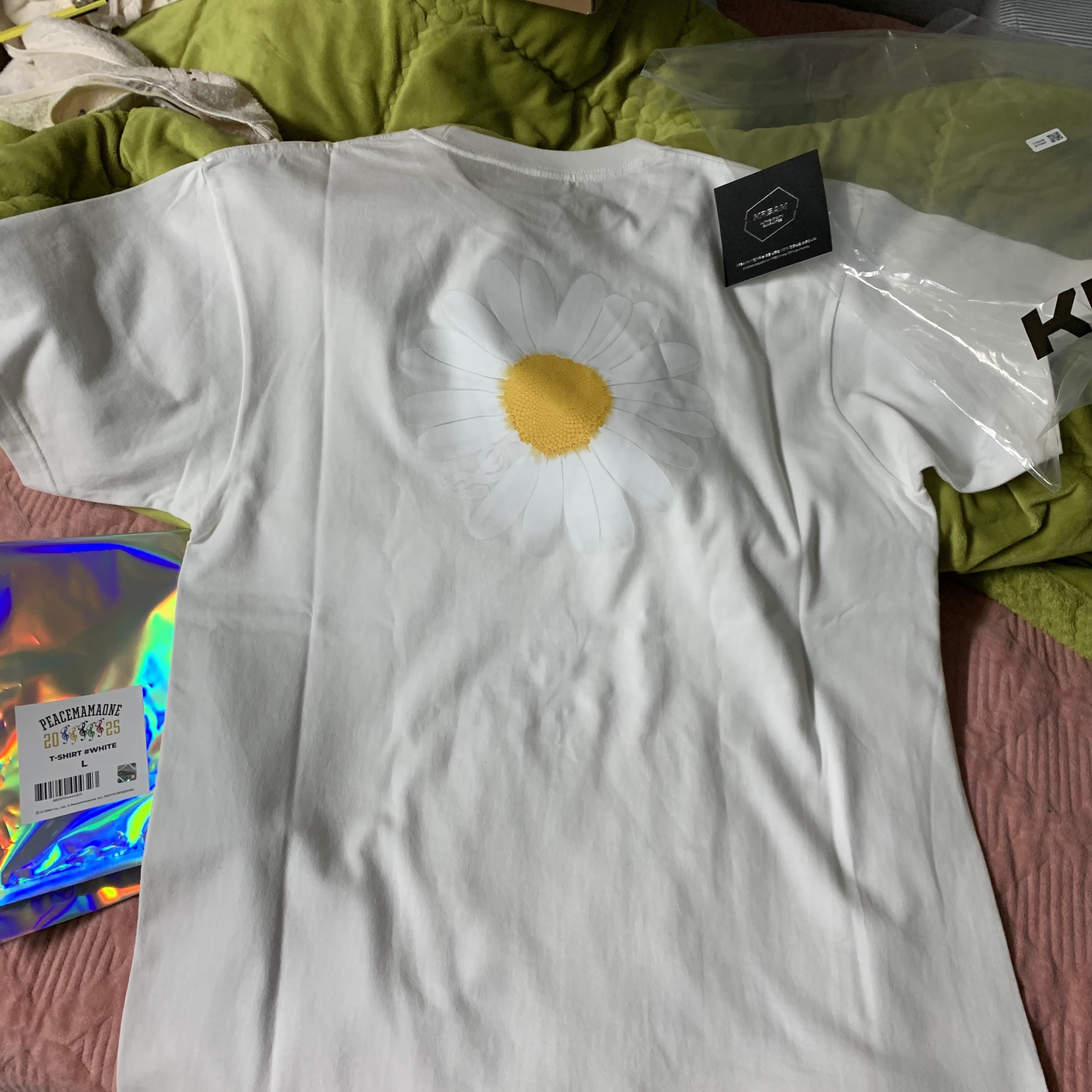 Peaceminusone x 2025 MAMA Awards Peacemamaone T-Shirt White 착용 스타일 - 3