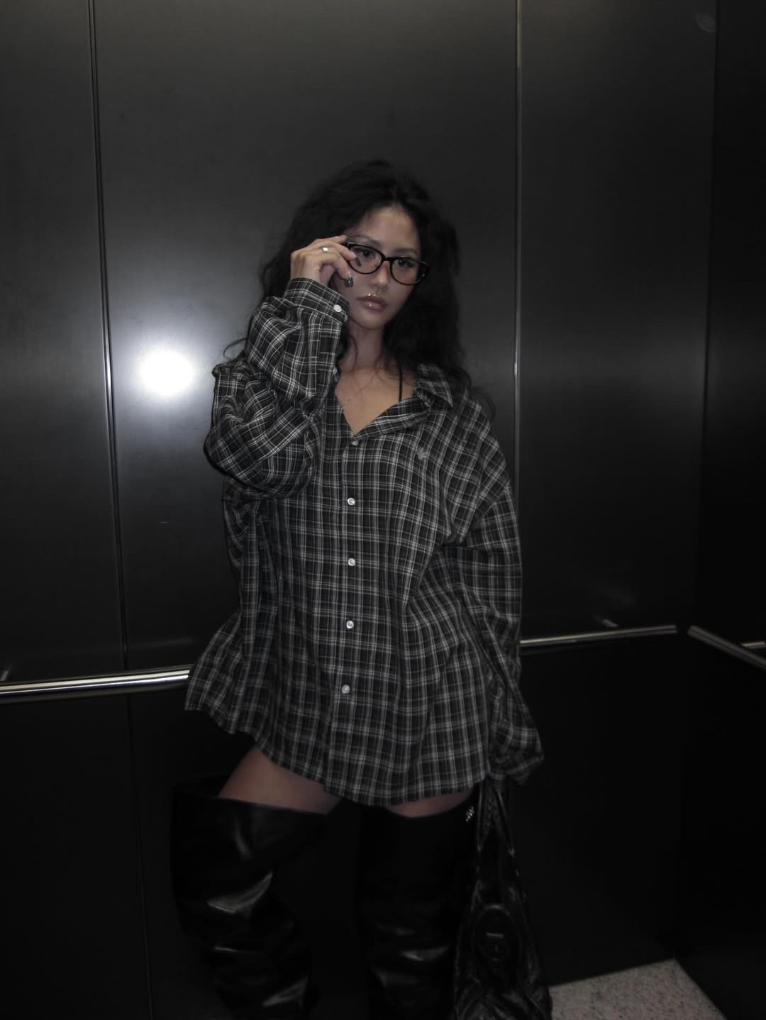 SLOW RECORD HOUSE Kane Check Shirt Black 착용 스타일 - 2