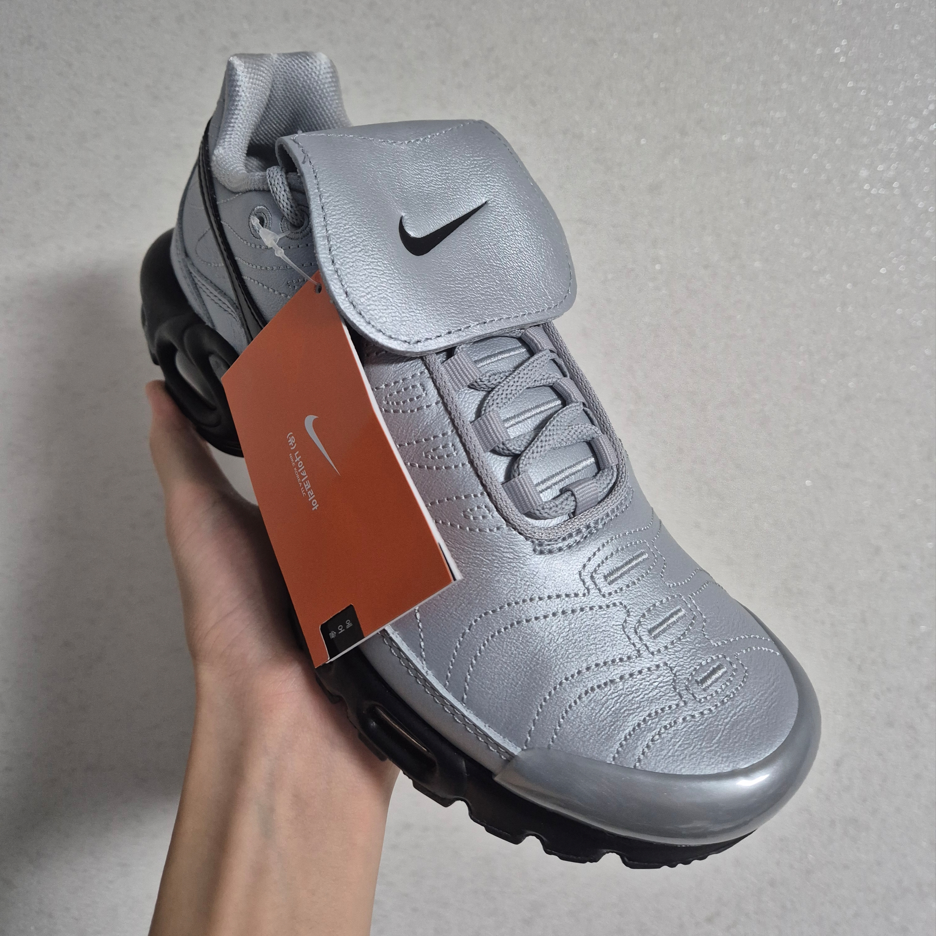 Nike Air Max Plus TNPO Wolf Grey and Black 착용 스타일 - 1