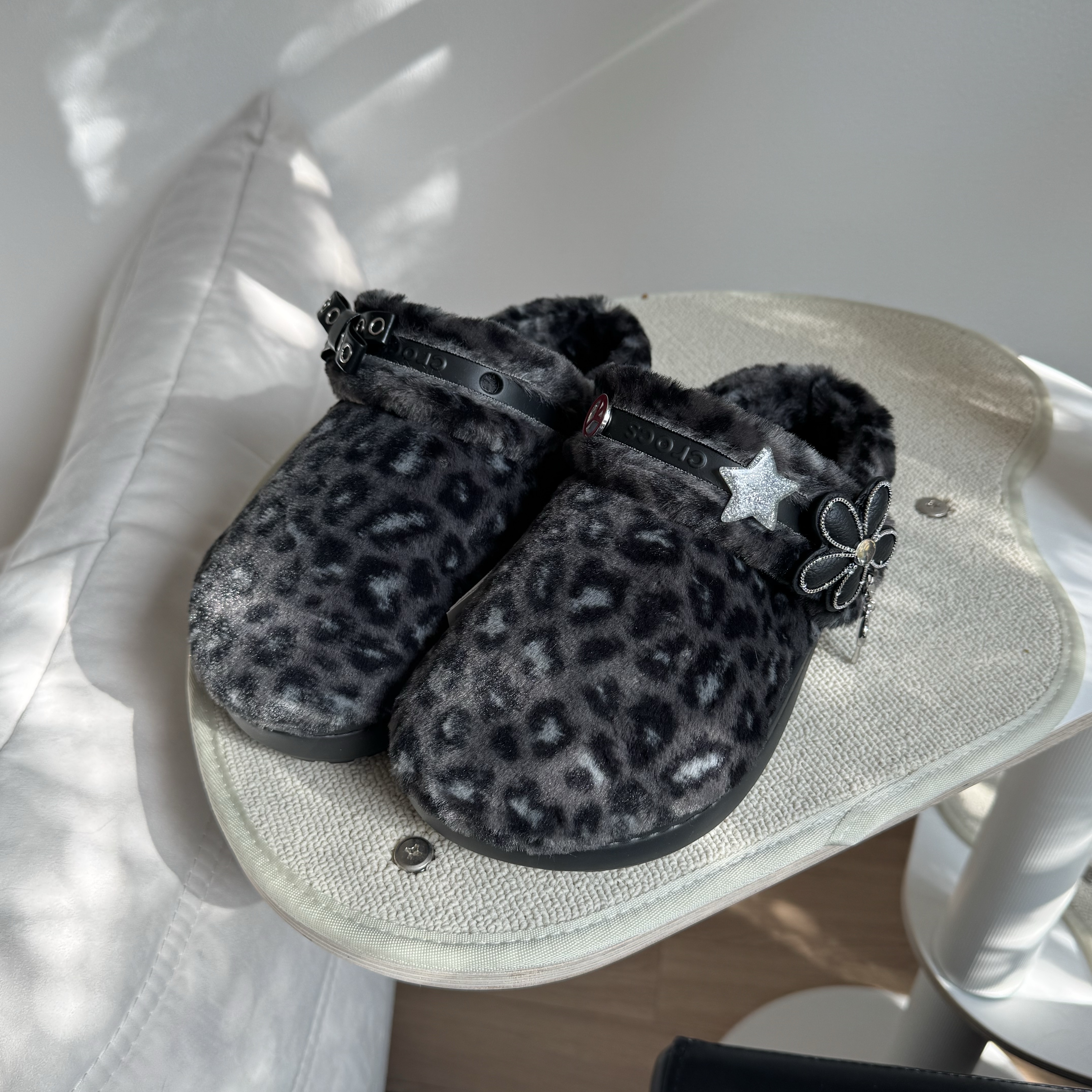 Crocs Classic Unfurgettable Leopard Clog Black Leopard 착용 스타일 - 1