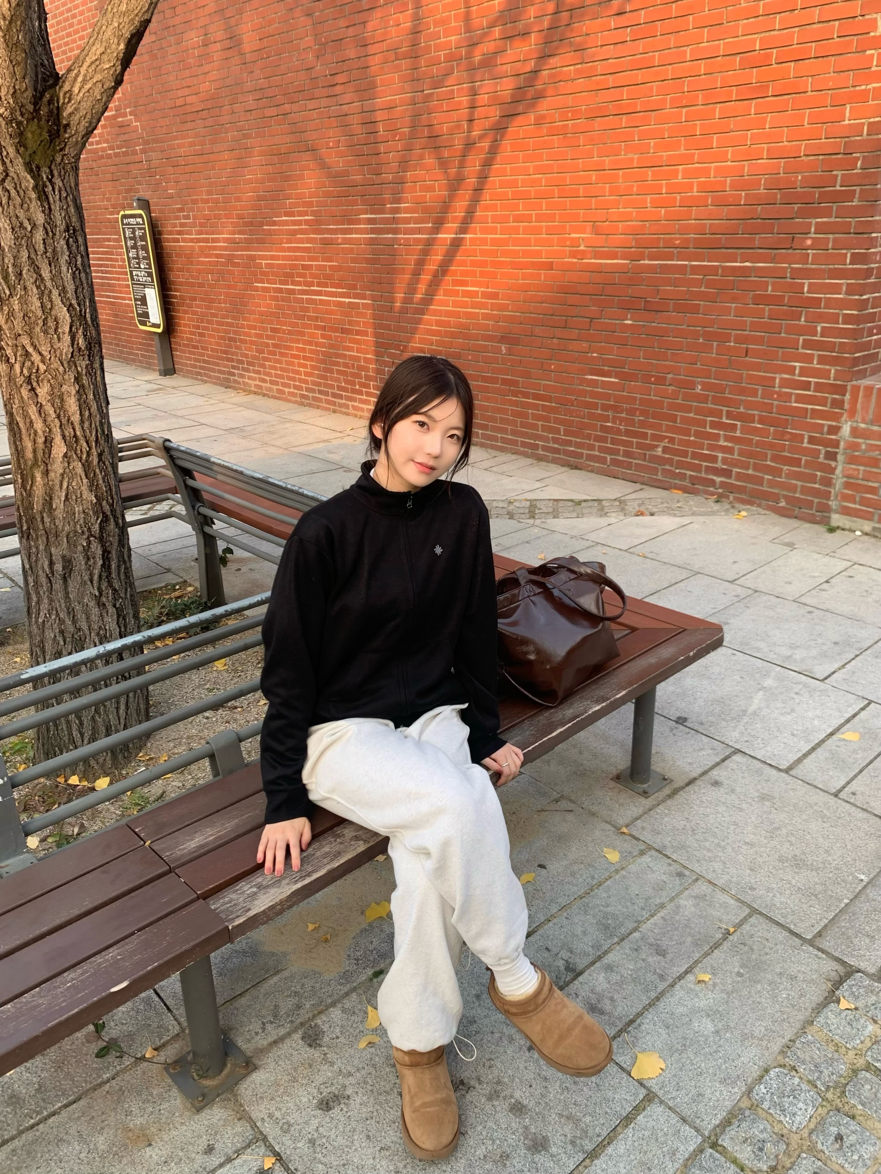 SLOW RECORD HOUSE Track Zip-Up Cardigan Black 착용 스타일 - 1