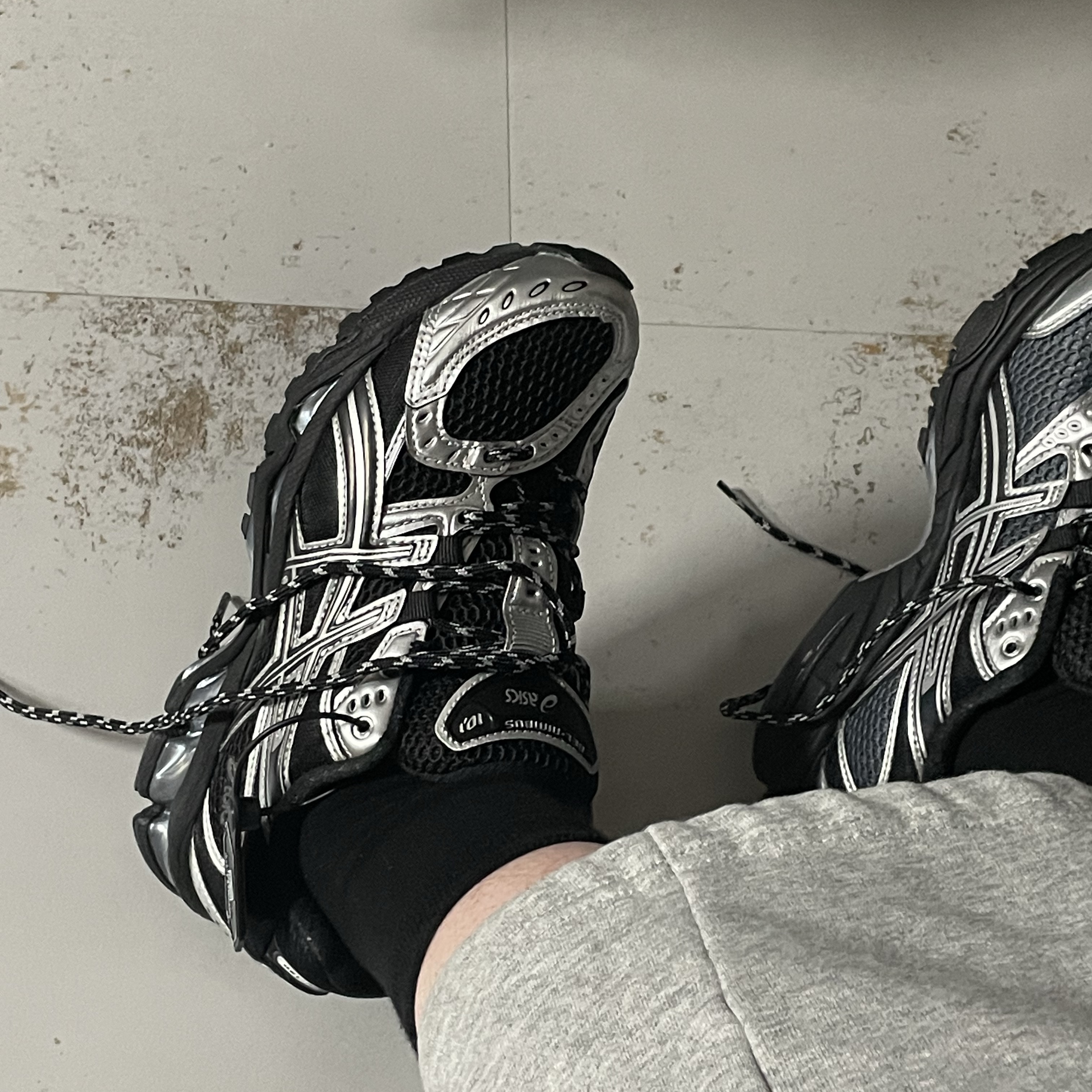 Asics Gel-Nimbus 10.1 Black Pure Silver - Korea Exclusive 착용 스타일 - 3