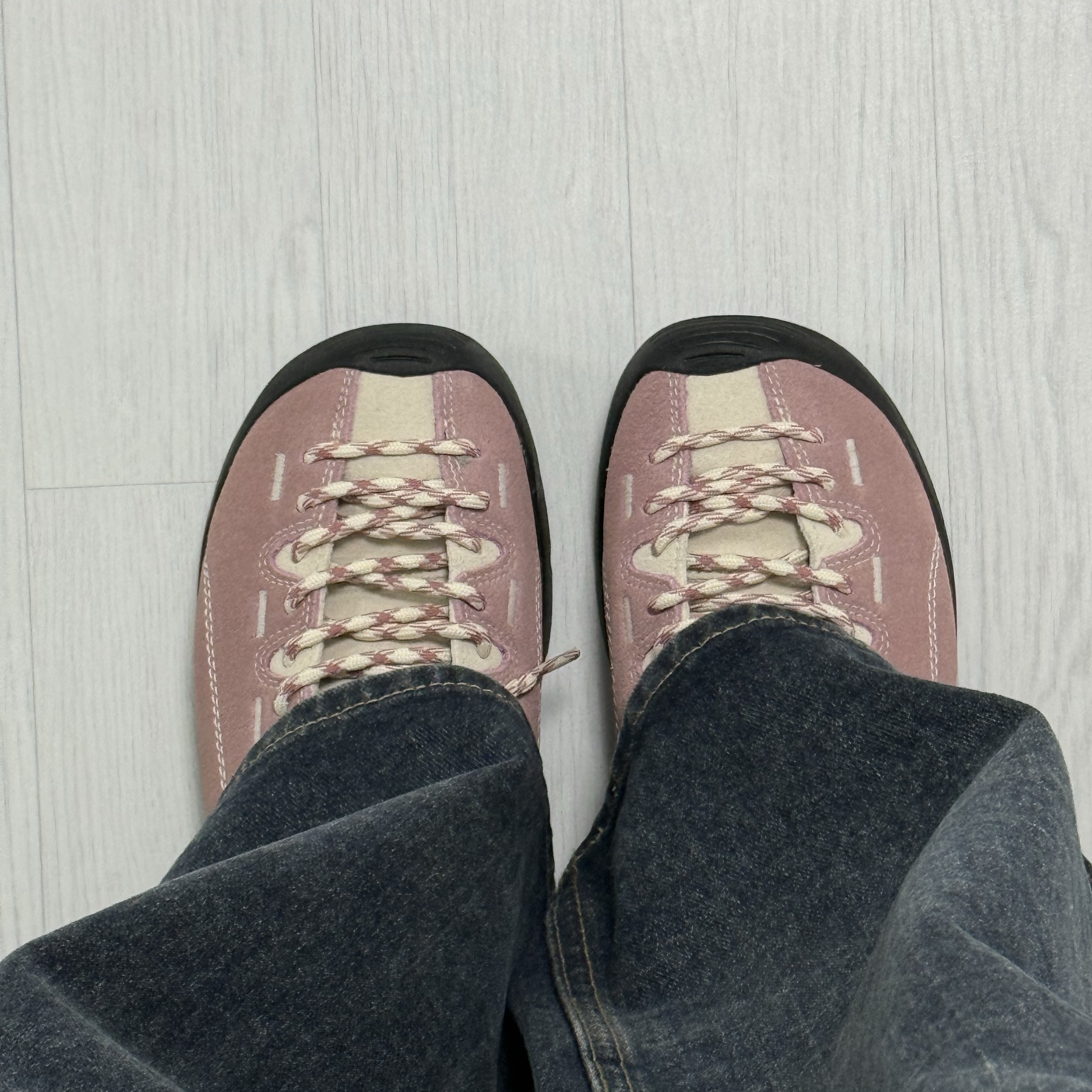 (W) Keen Jasper Suede Sneakers Nostalgia Rose Birch 착용 스타일 - 2