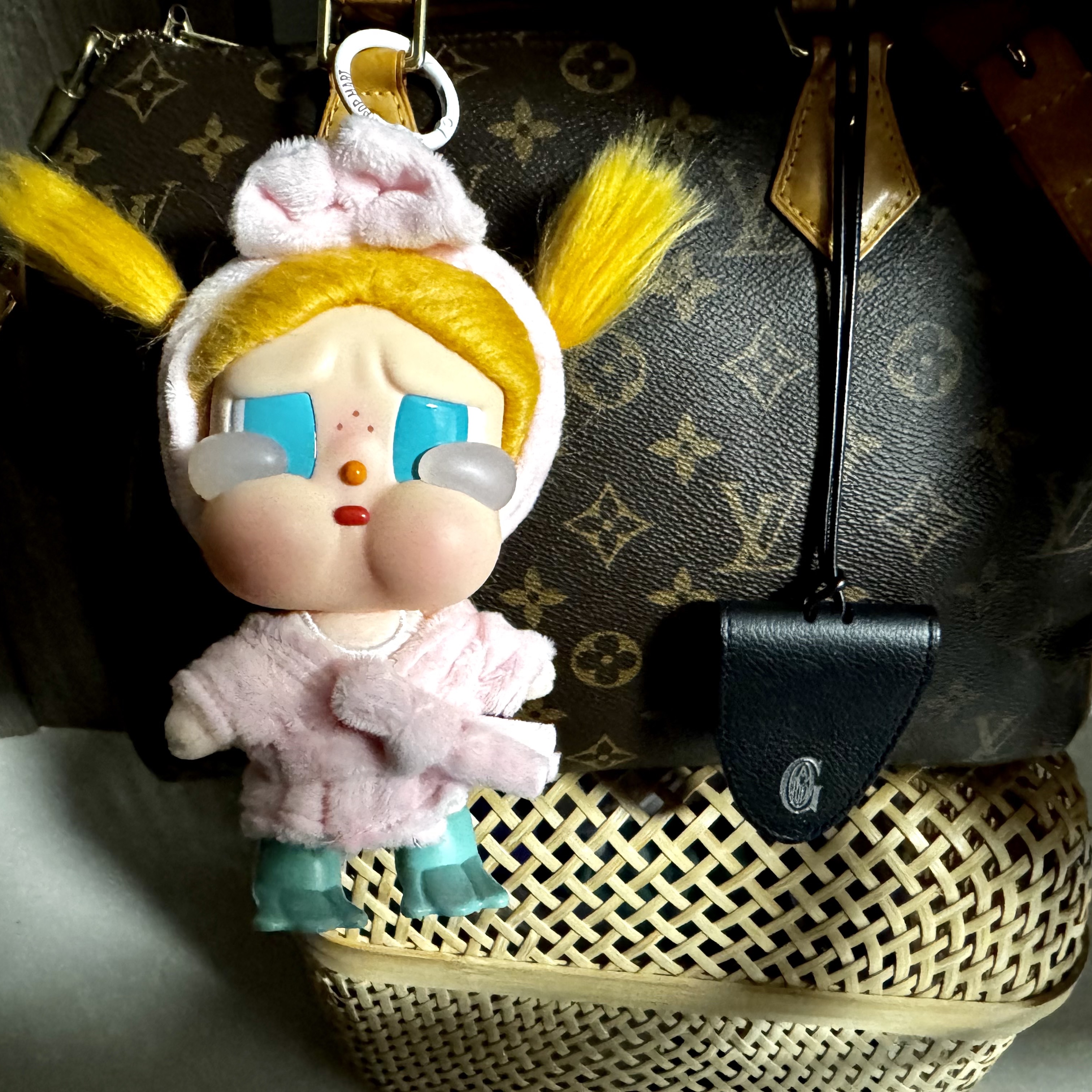 Pop Mart Crybaby Vacation Mode On Series Vinyl Plush Pendant Glug-Glug (Opened Case) 착용 스타일